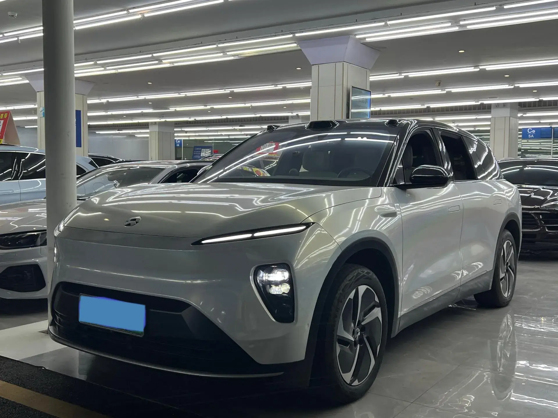 2023 NIO ES8 view 1