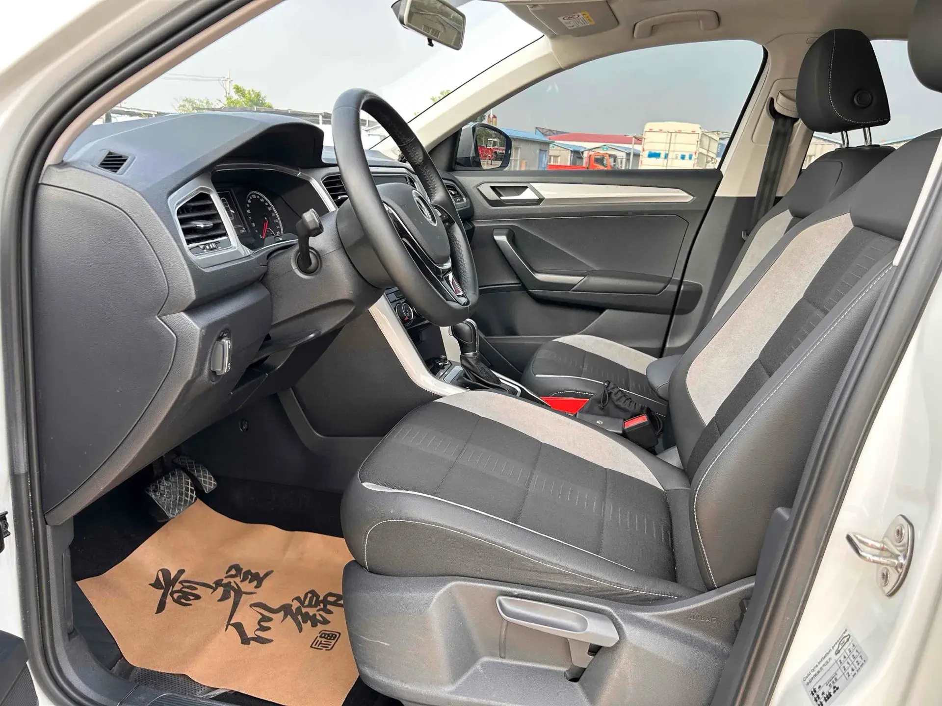 2022 VOLKSWAGEN T-ROC thumbnail 4