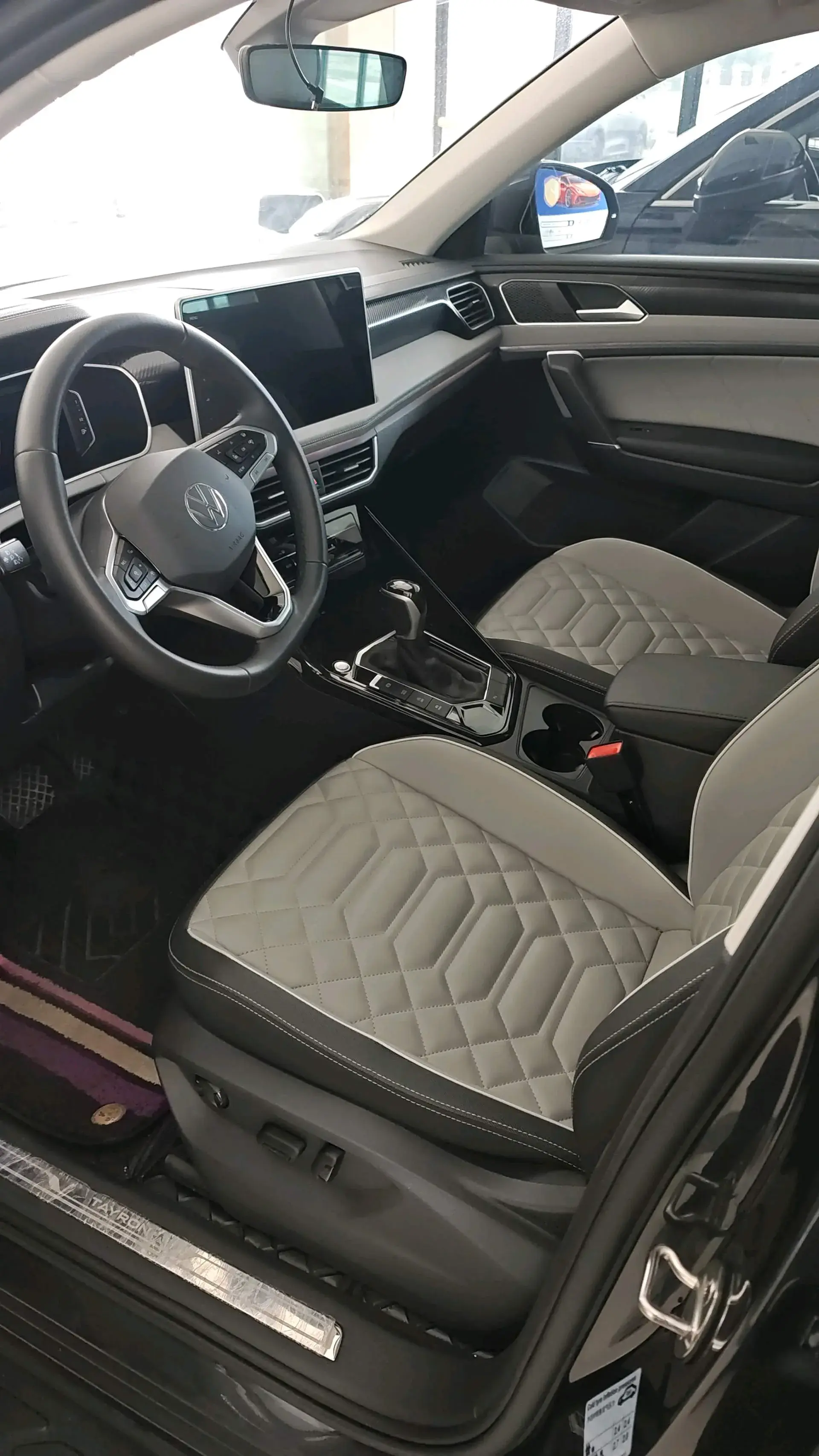 2024 VOLKSWAGEN TAYRON thumbnail 2