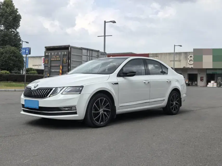 2019 SKODA OCTAVIA view 1