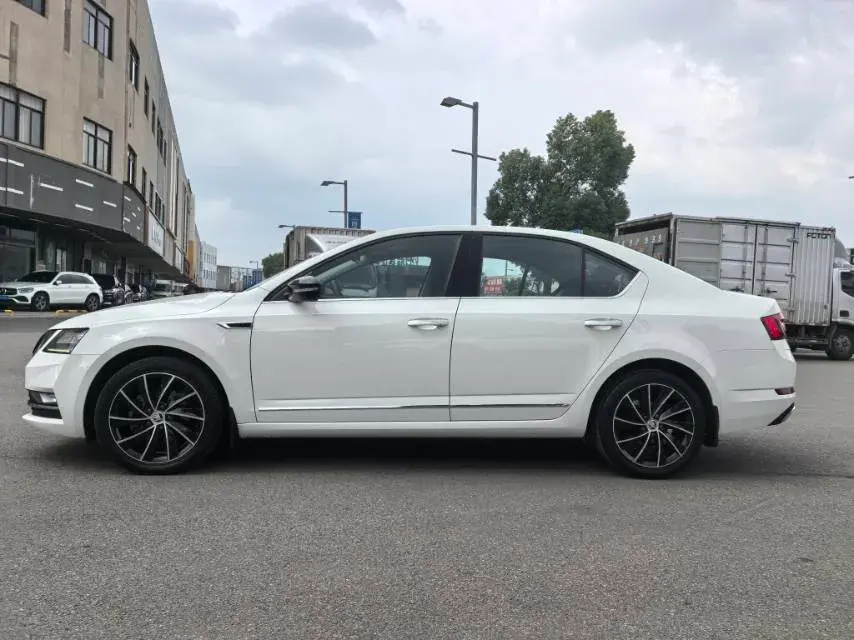 2019 SKODA OCTAVIA thumbnail 3