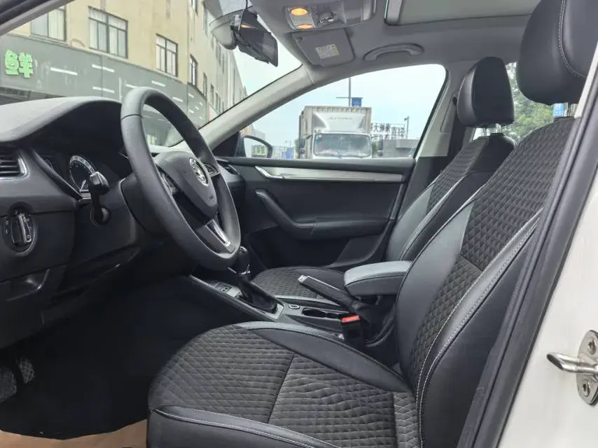 2019 SKODA OCTAVIA thumbnail 4