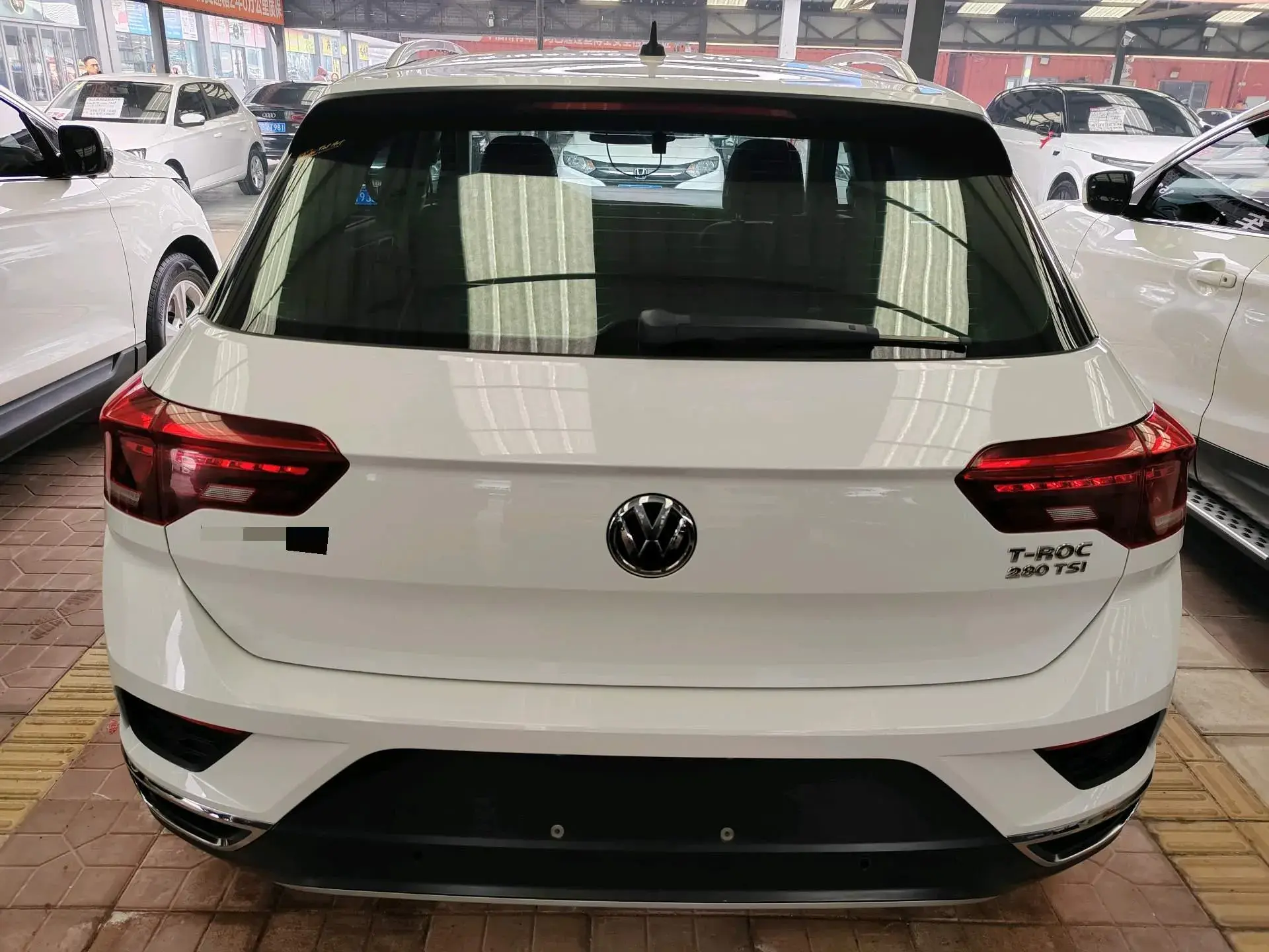 2019 VOLKSWAGEN T-ROC thumbnail 3