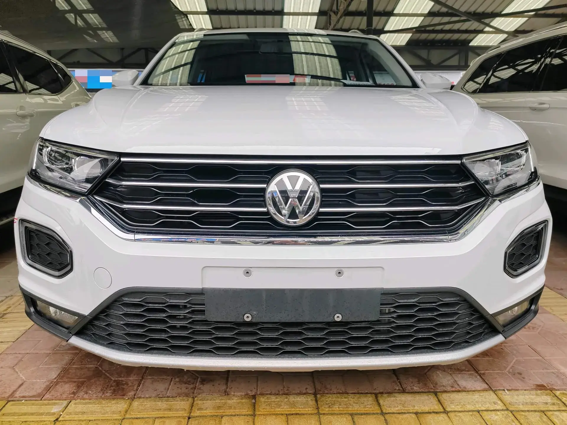 2019 VOLKSWAGEN T-ROC thumbnail 2