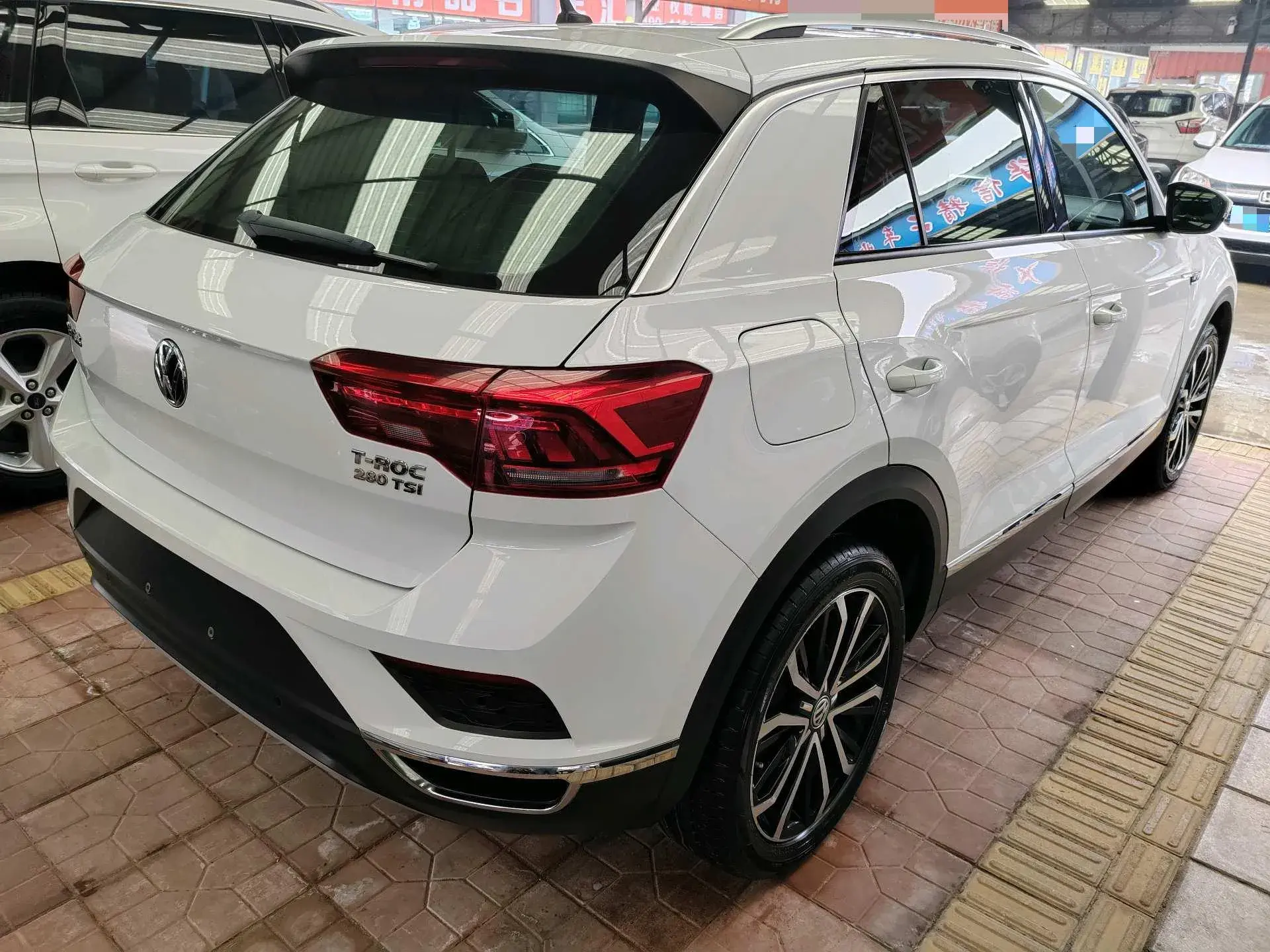 2019 VOLKSWAGEN T-ROC thumbnail 4