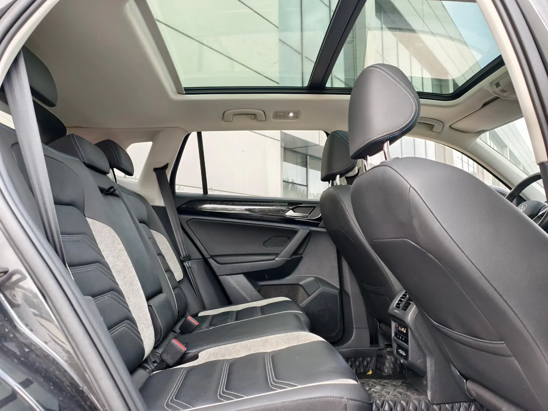 2022 VOLKSWAGEN TAYRON thumbnail 4