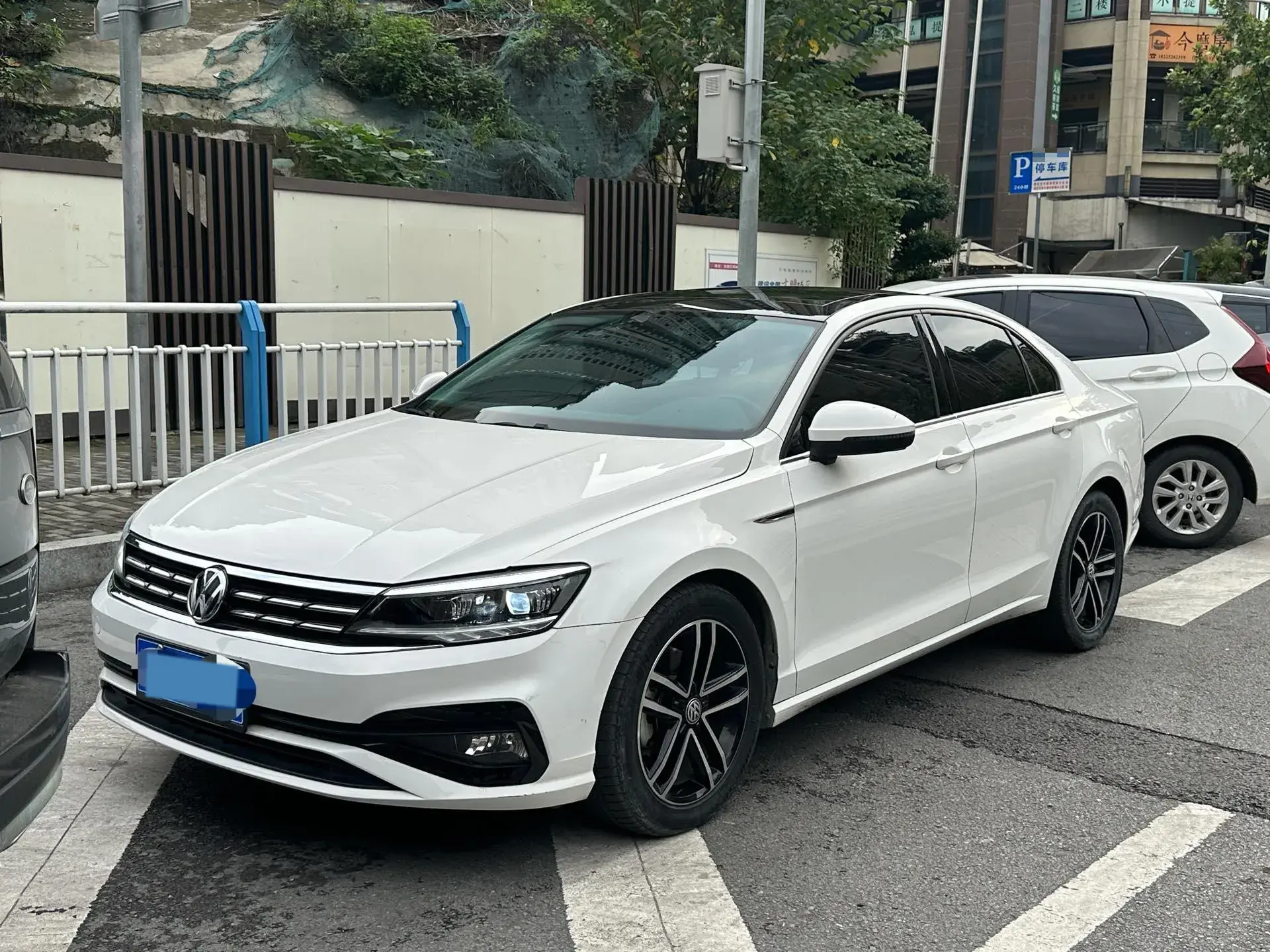 2021 VOLKSWAGEN LAMANDO view 1