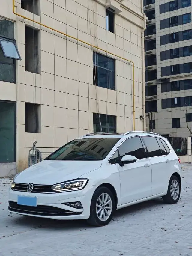 2019 VOLKSWAGEN GOLF view 1