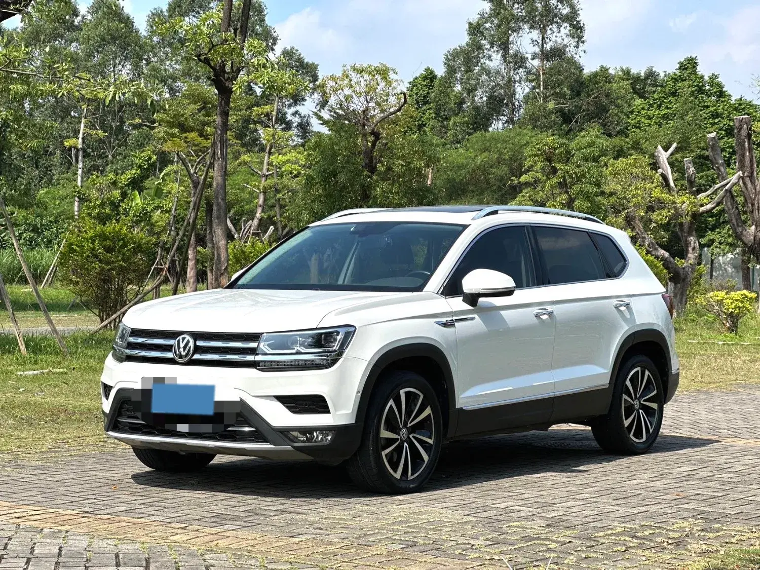 2019 VOLKSWAGEN THARU view 1