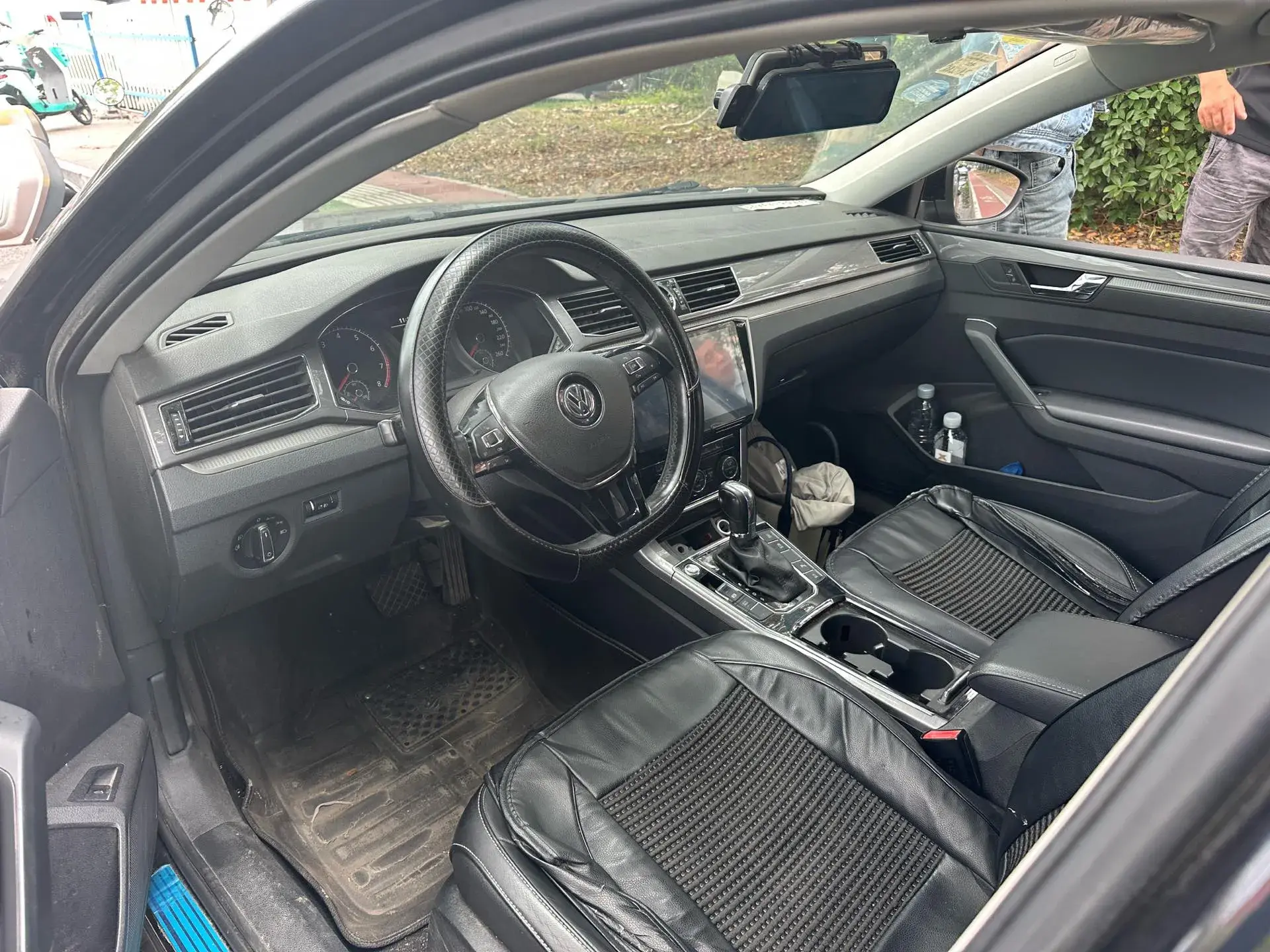 2017 VOLKSWAGEN PASSAT thumbnail 3