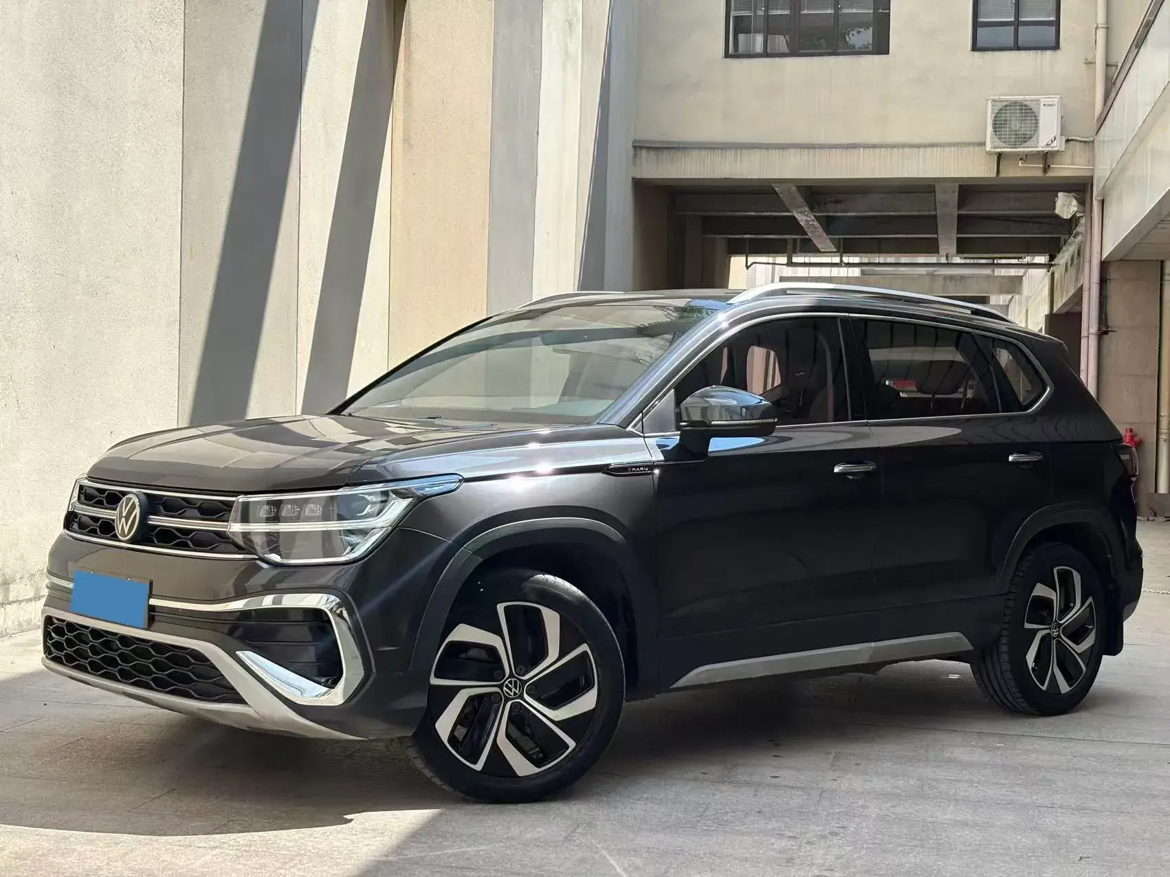 2023 VOLKSWAGEN THARU view 1