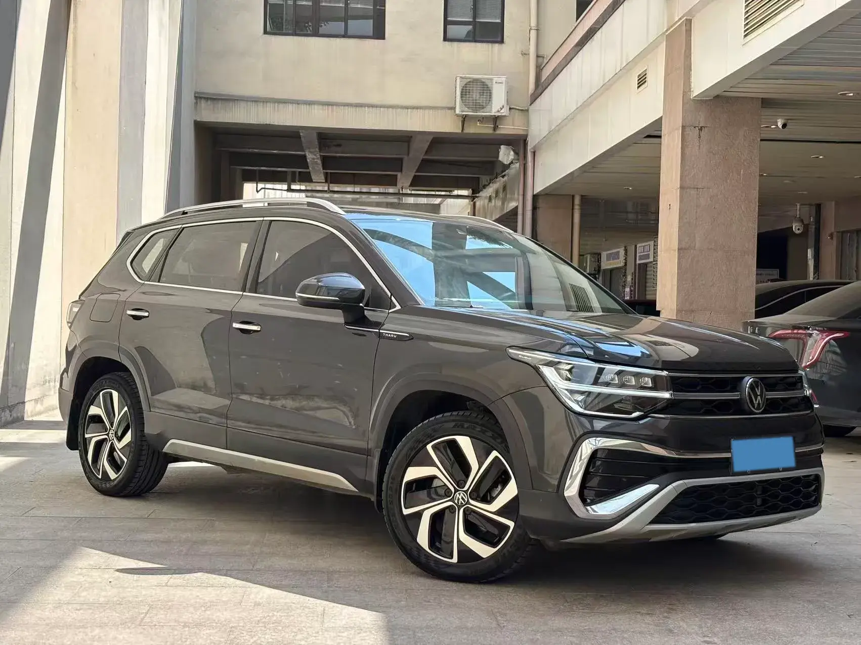 2023 VOLKSWAGEN THARU thumbnail 3