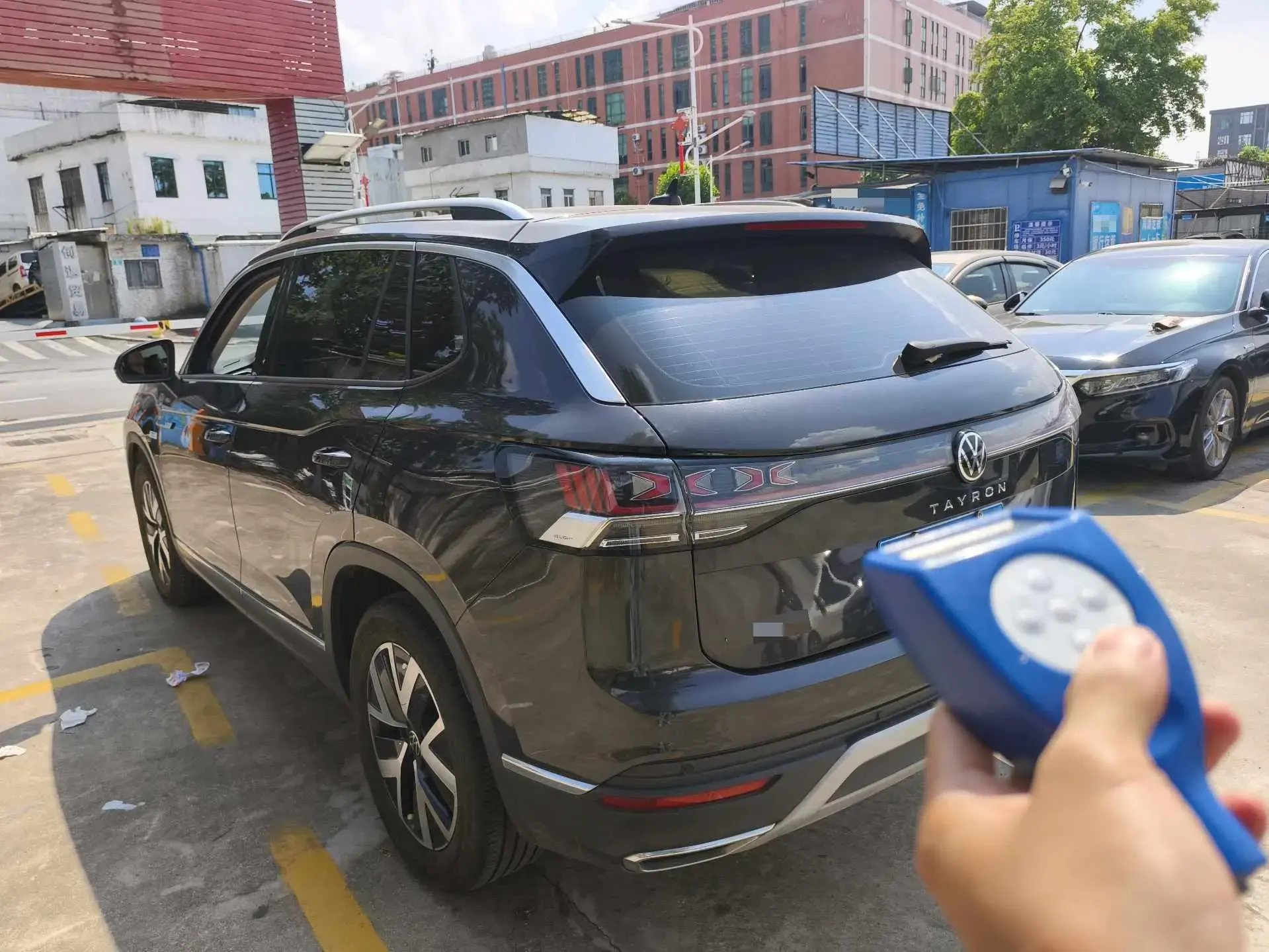 2023 VOLKSWAGEN TAYRON thumbnail 4