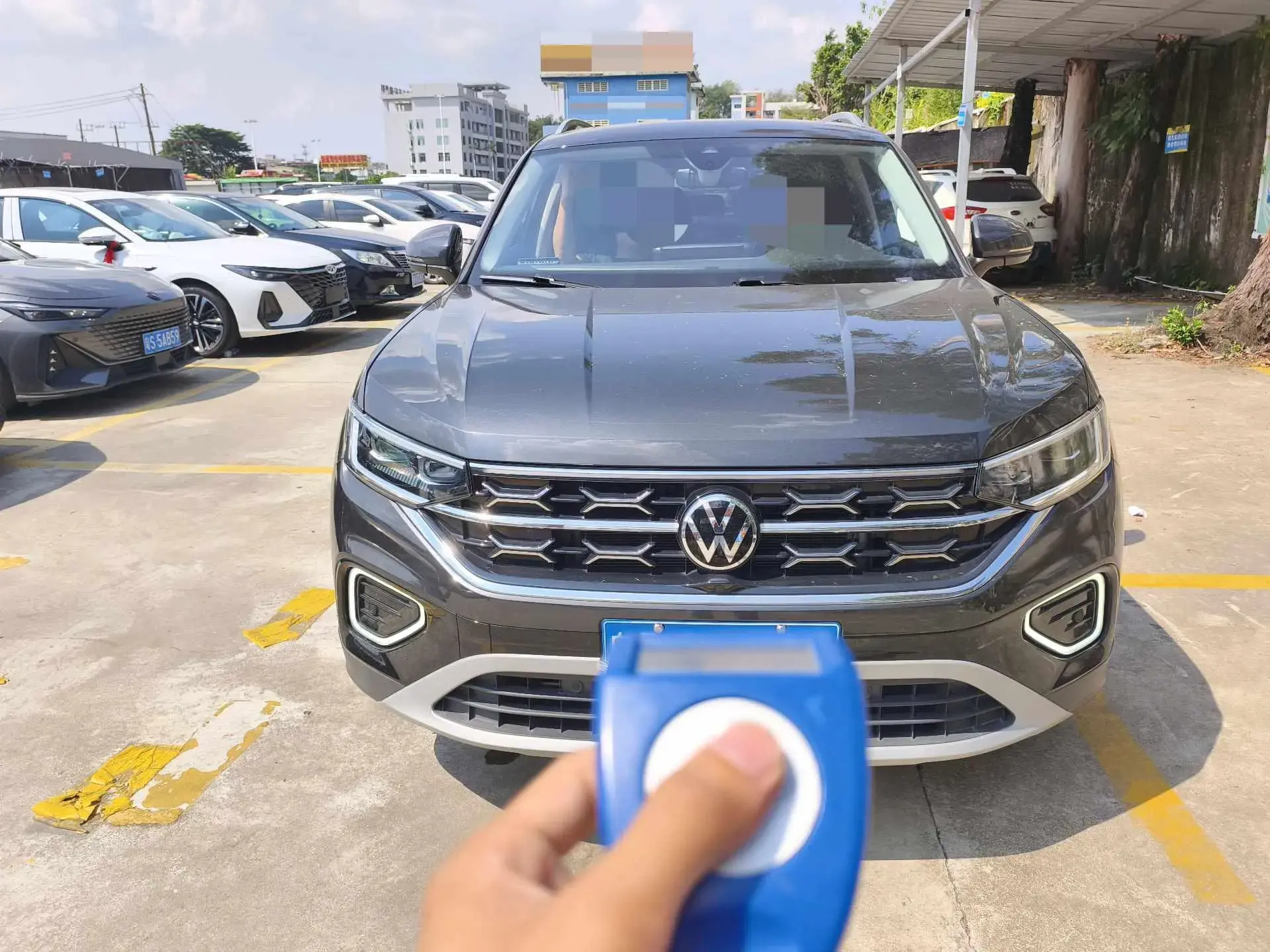 2023 VOLKSWAGEN TAYRON thumbnail 3