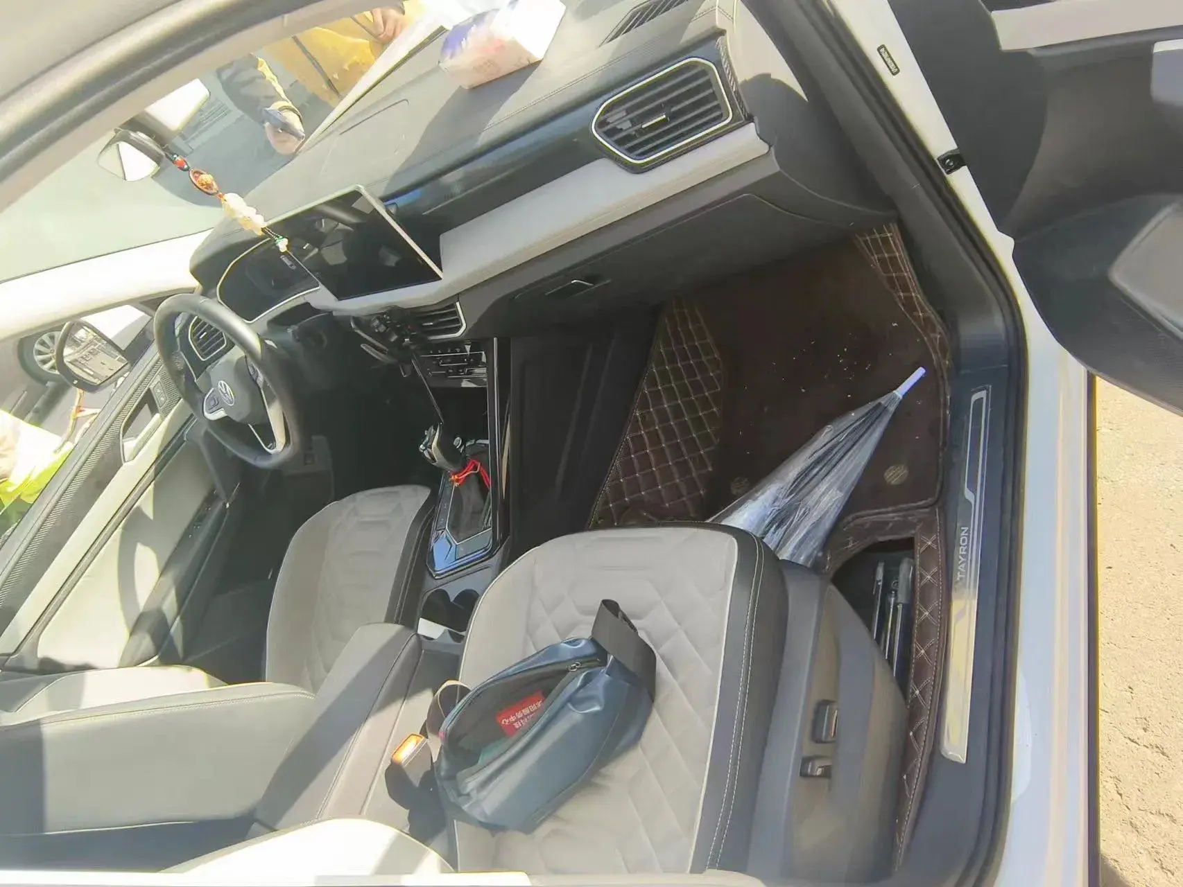 2023 VOLKSWAGEN TAYRON thumbnail 3