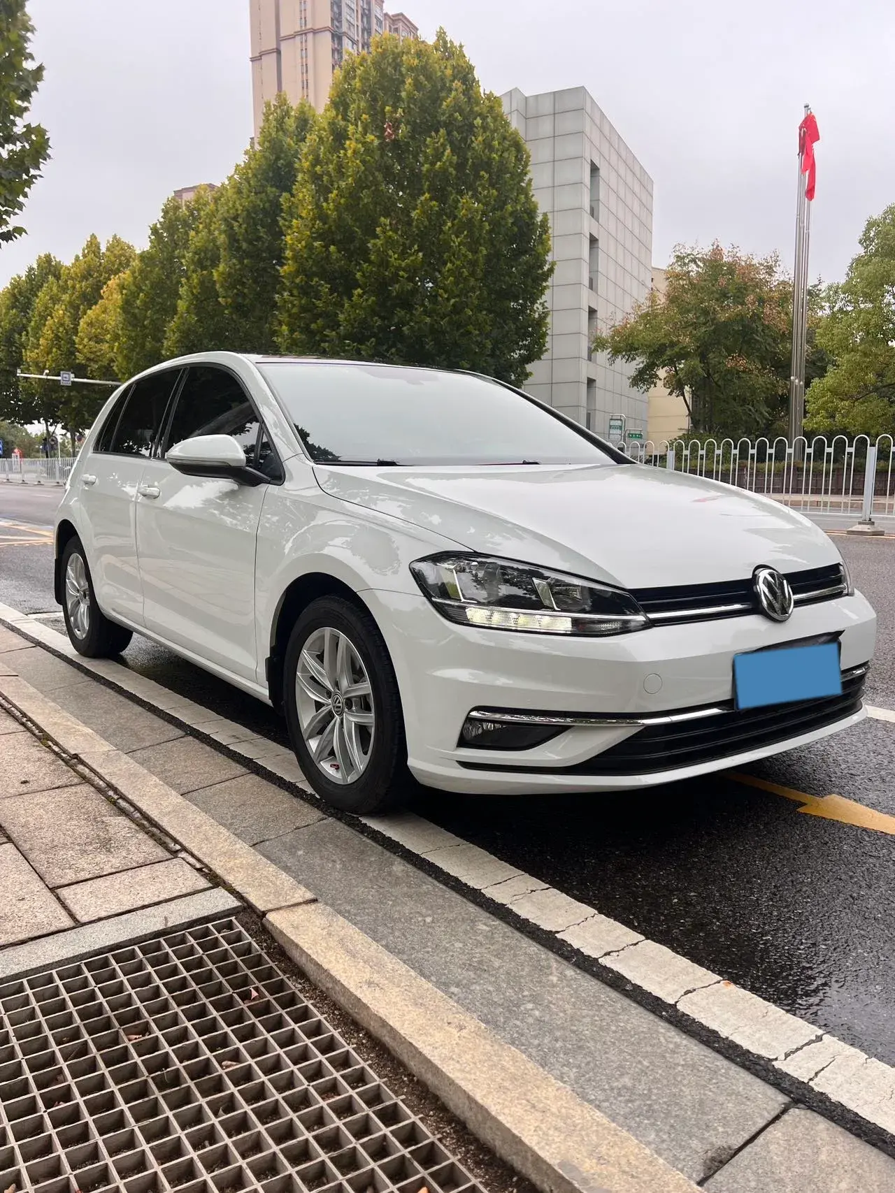 2018 VOLKSWAGEN GOLF thumbnail 3