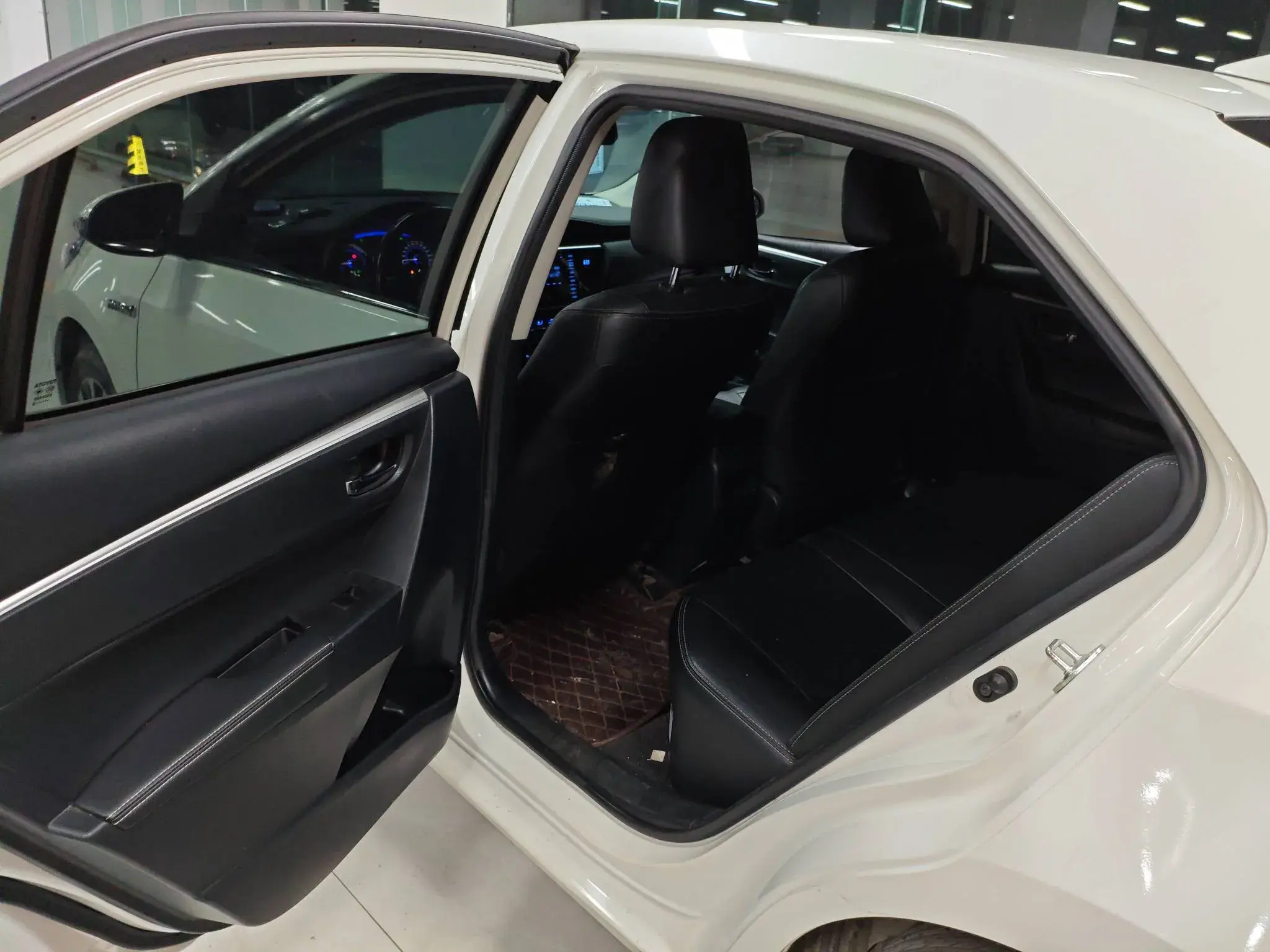 2017 TOYOTA COROLLA thumbnail 3