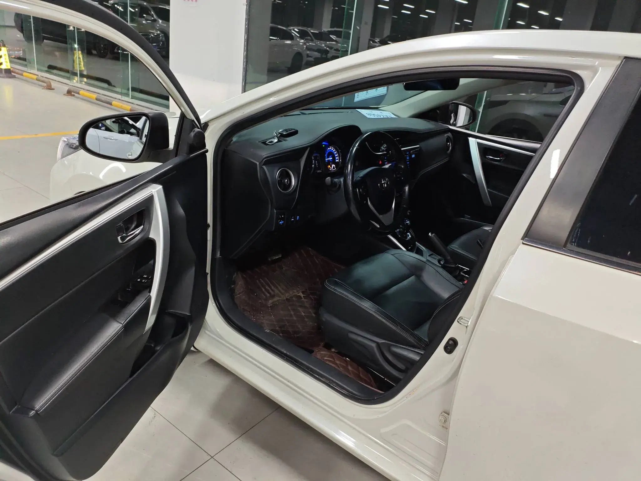 2017 TOYOTA COROLLA thumbnail 4