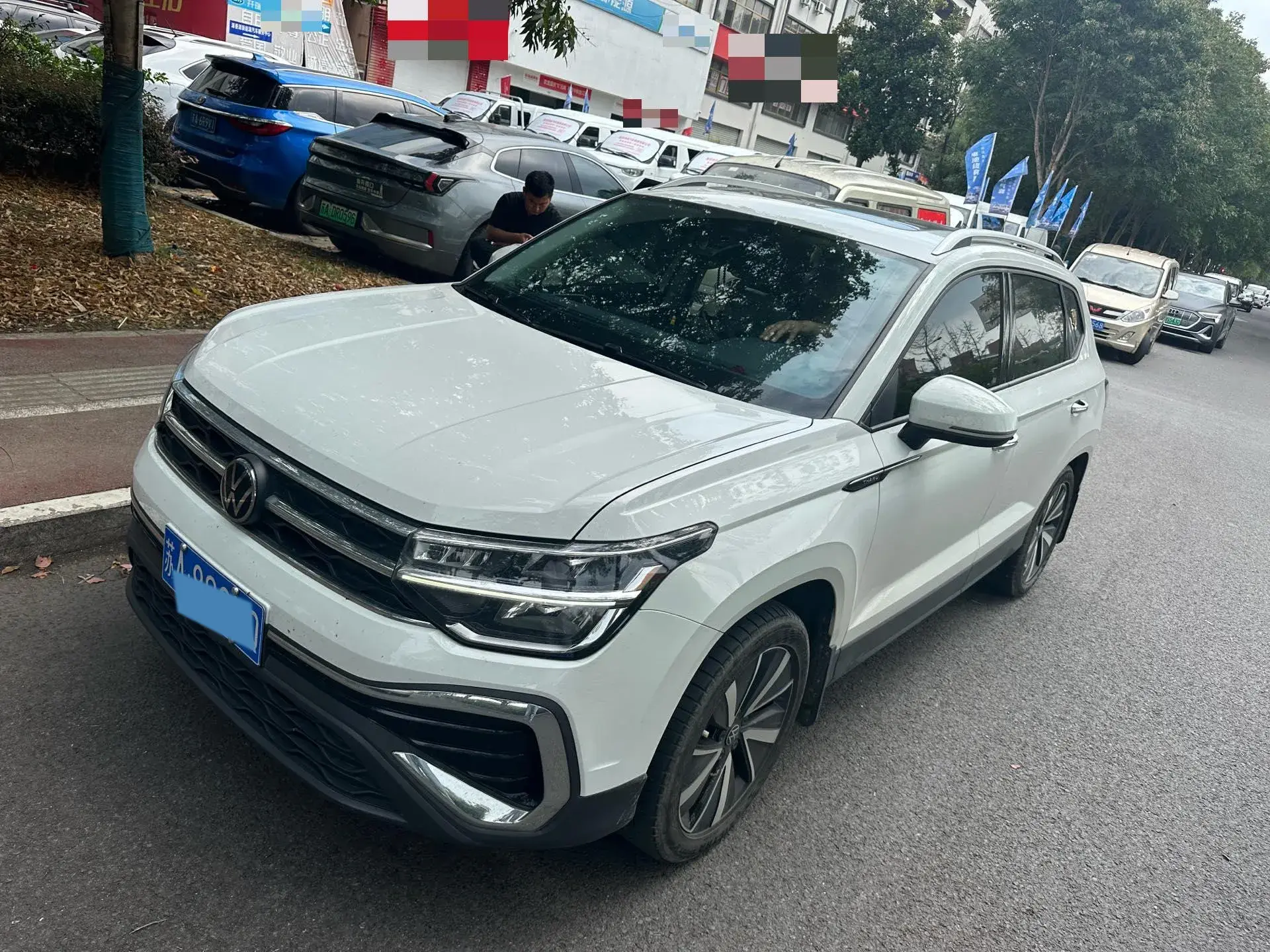 2023 VOLKSWAGEN THARU view 1