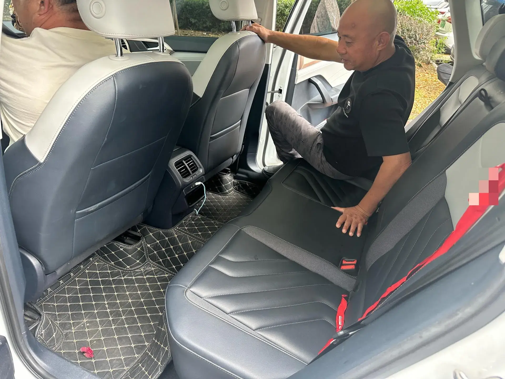 2023 VOLKSWAGEN THARU thumbnail 4