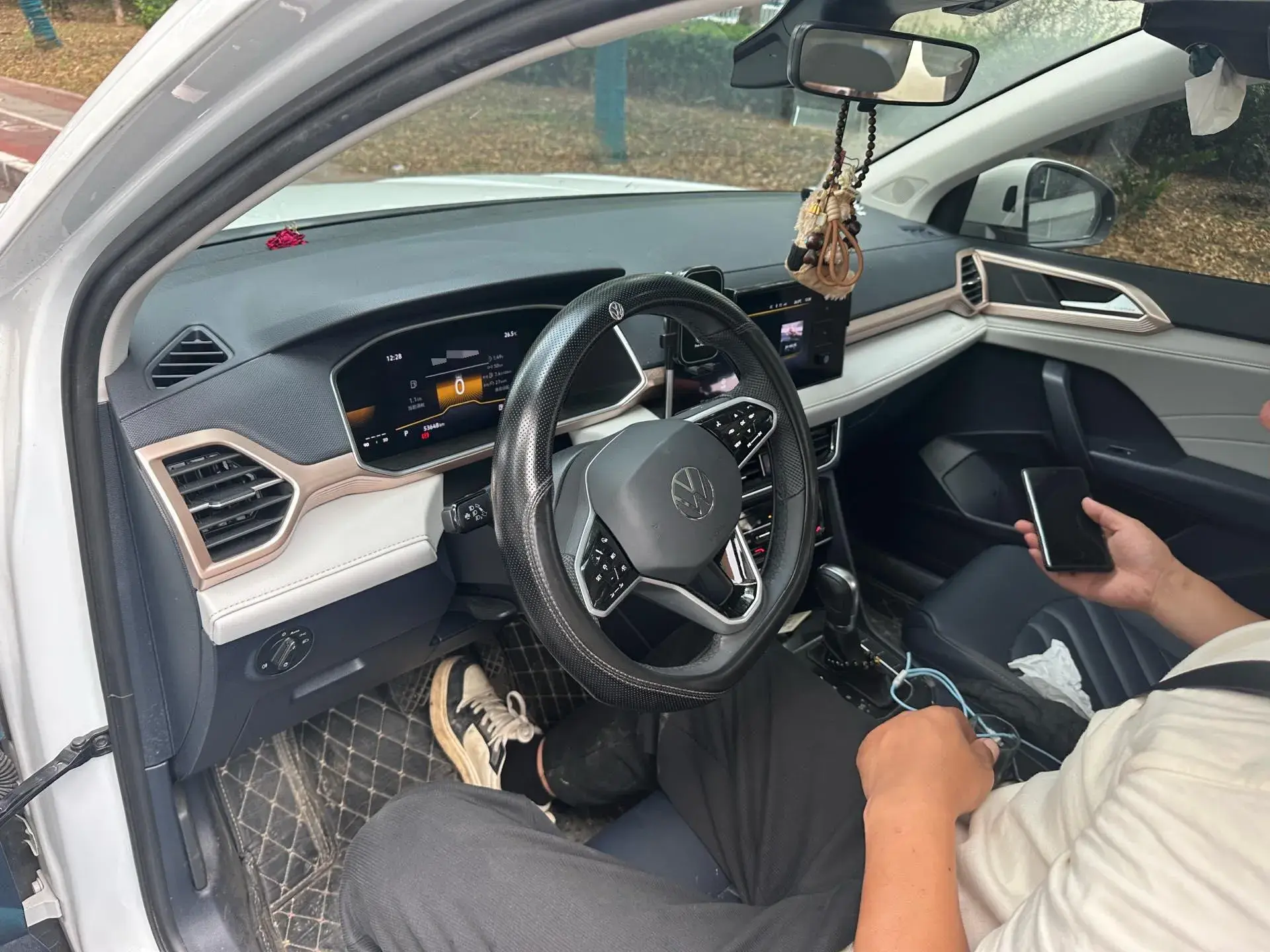 2023 VOLKSWAGEN THARU thumbnail 3