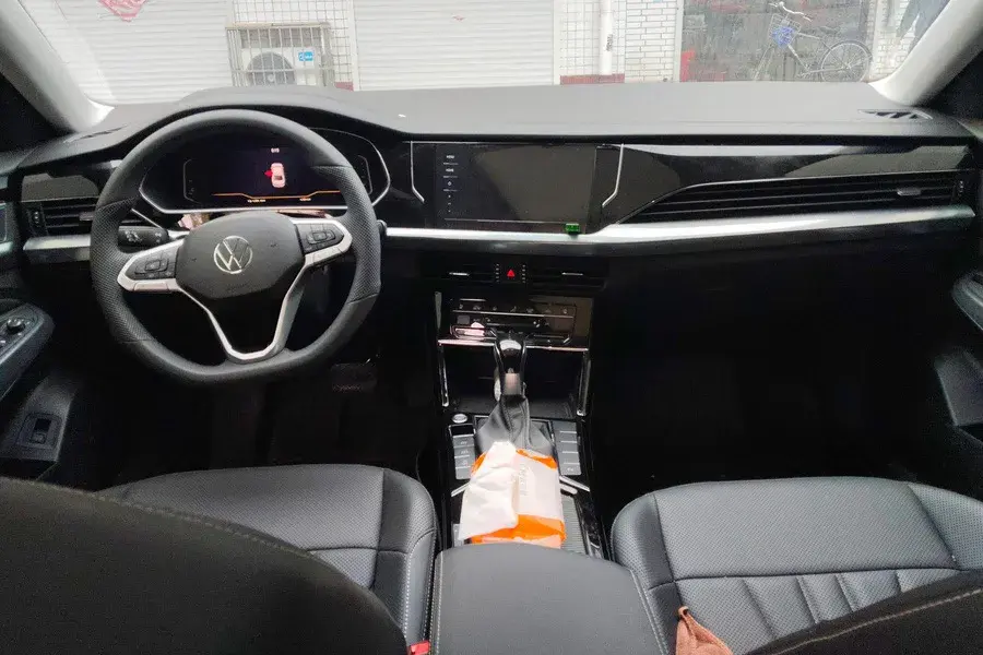 2025 VOLKSWAGEN PASSAT thumbnail 3