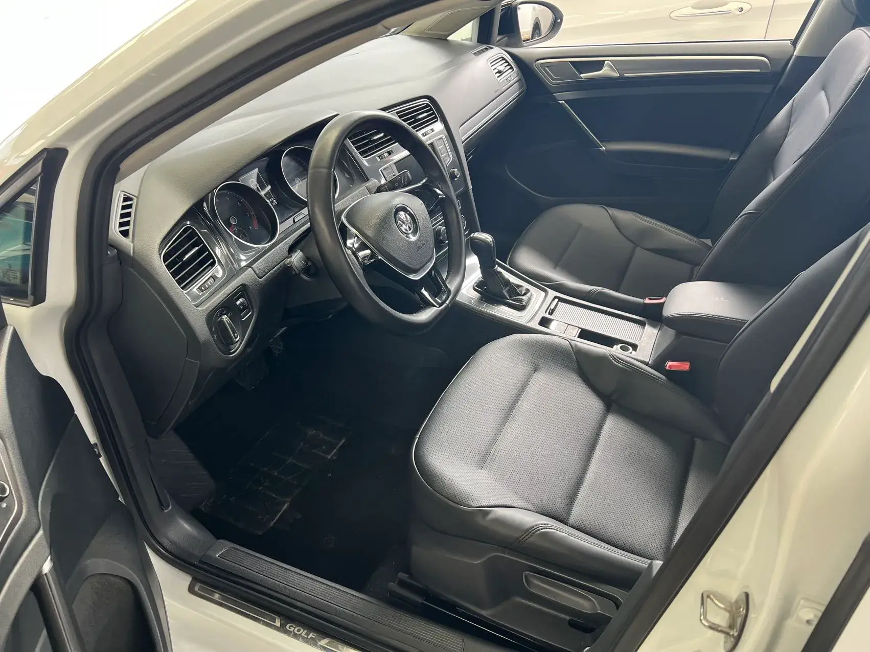 2017 VOLKSWAGEN GOLF thumbnail 2