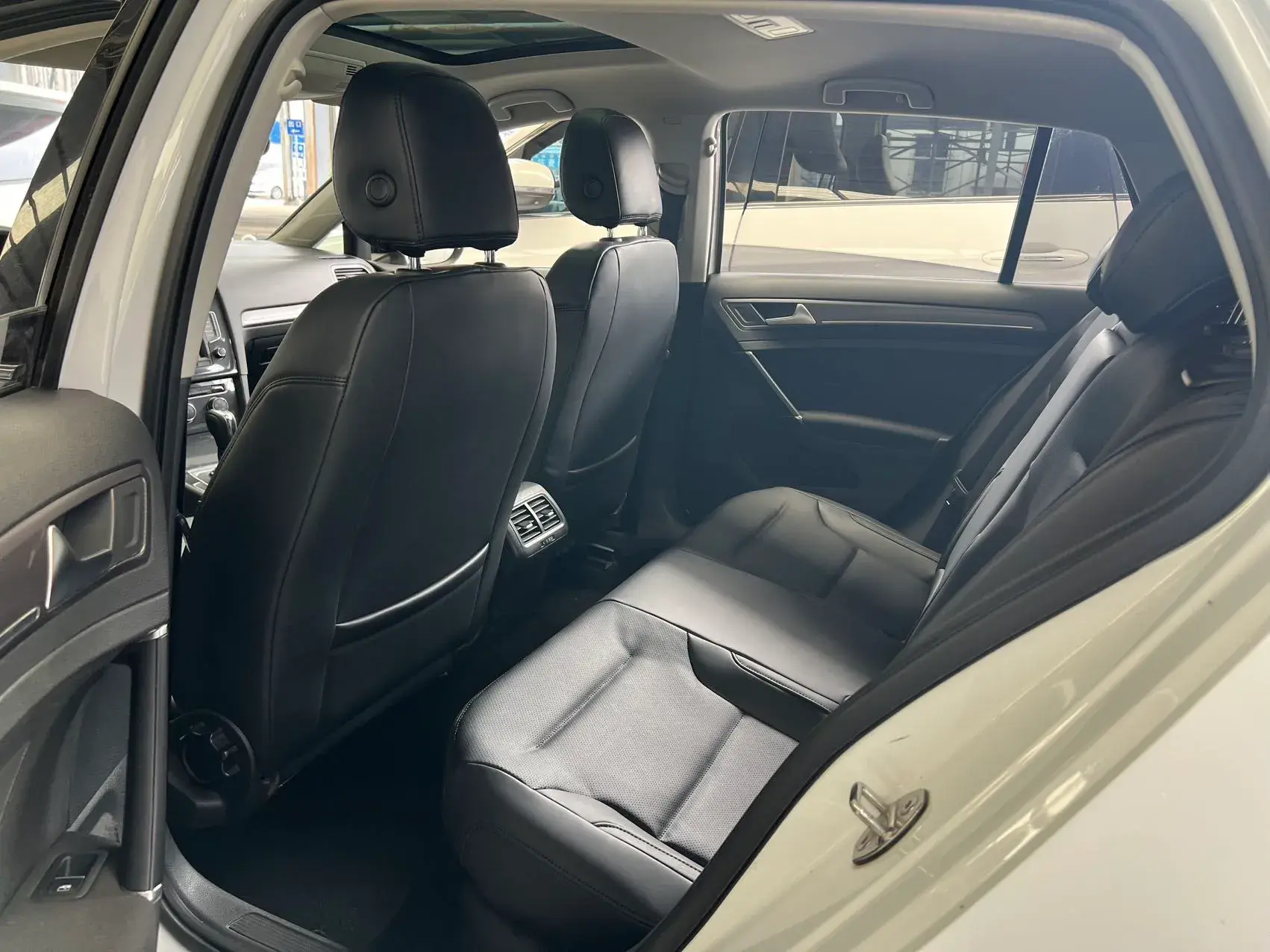 2017 VOLKSWAGEN GOLF thumbnail 3