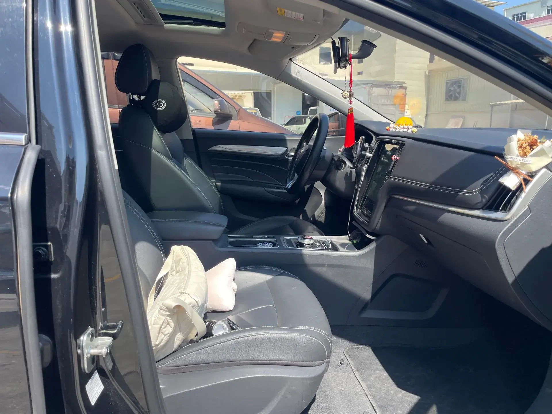 2017 ROEWE I6 thumbnail 4