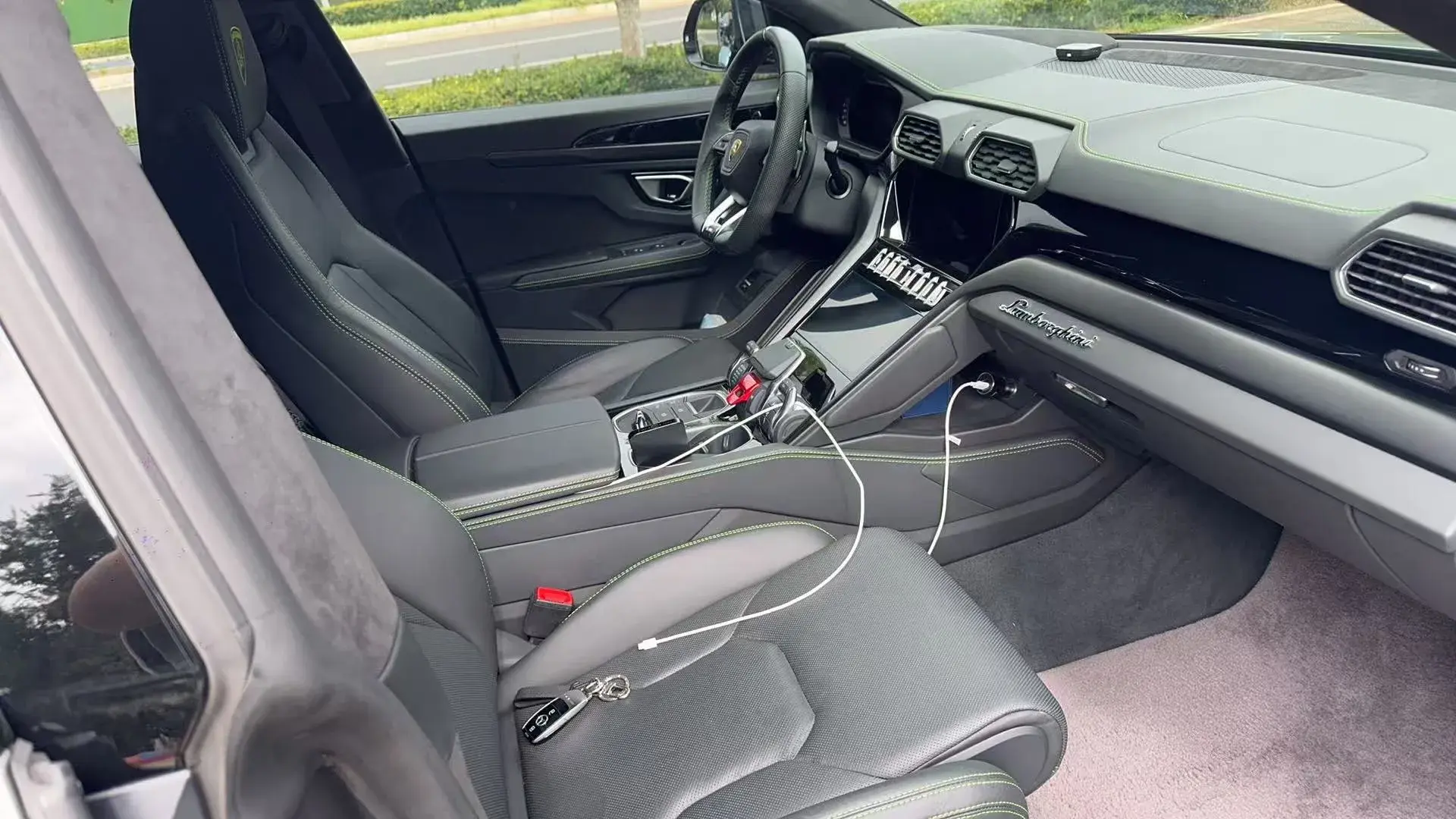 2021 LAMBORGHINI URUS thumbnail 3