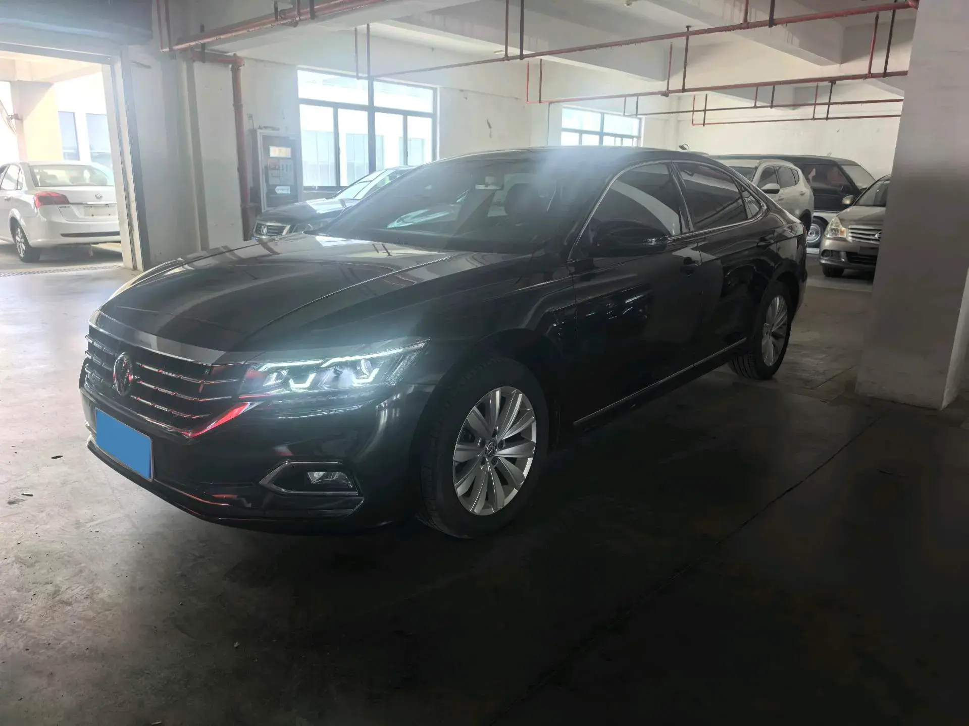 2019 VOLKSWAGEN PASSAT view 1