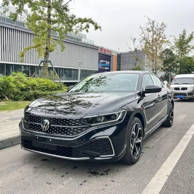 2025 VOLKSWAGEN PASSAT view 1