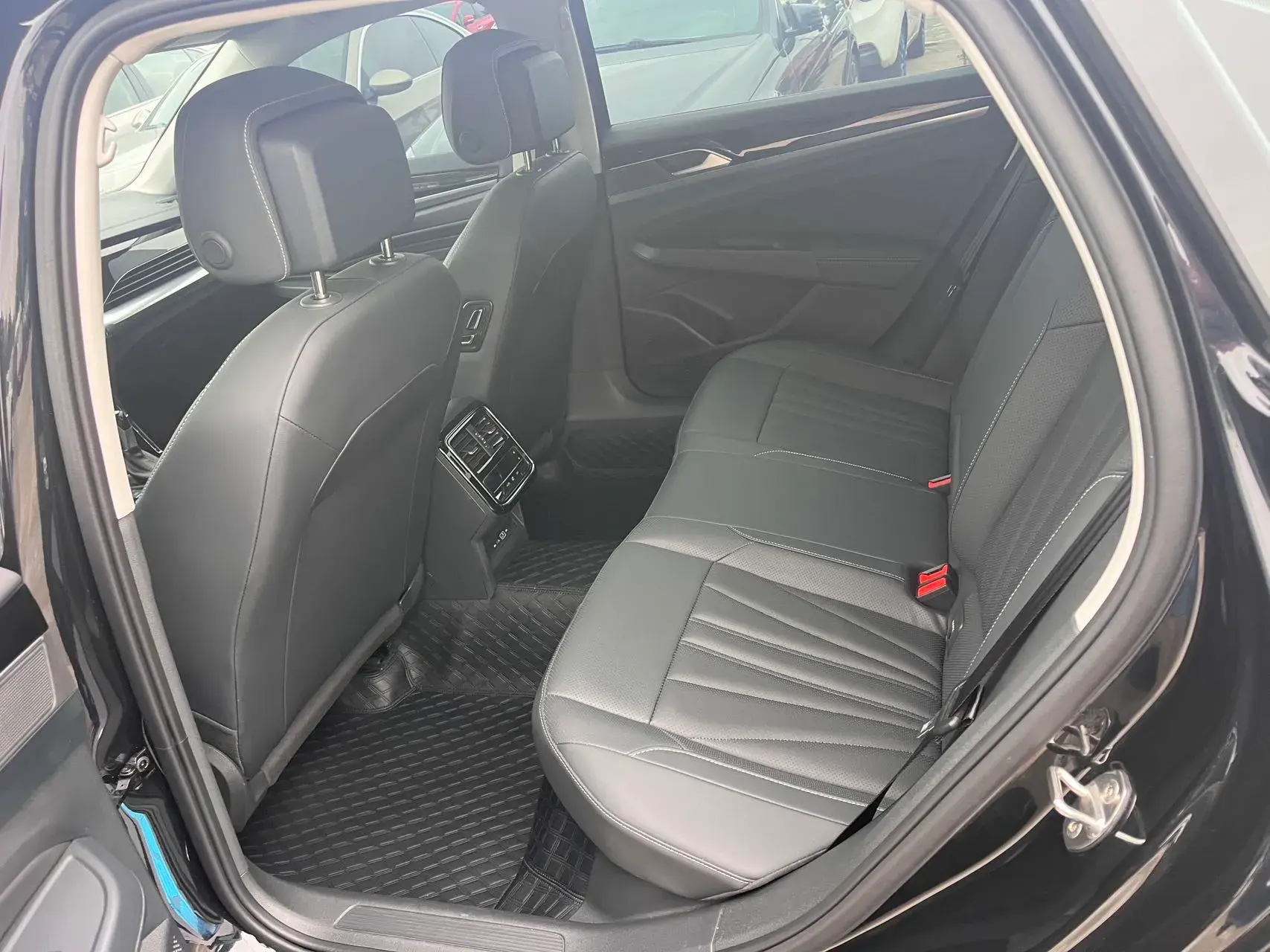 2024 VOLKSWAGEN PASSAT thumbnail 4