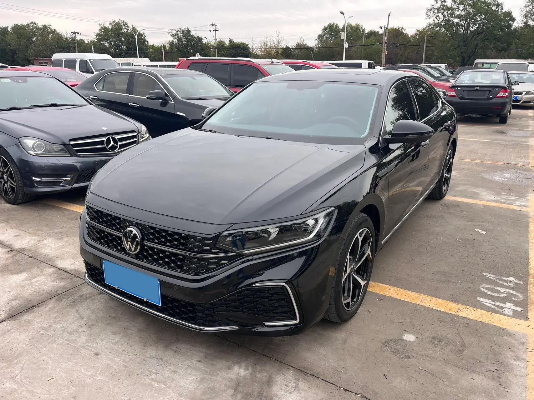 2024 VOLKSWAGEN PASSAT view 1