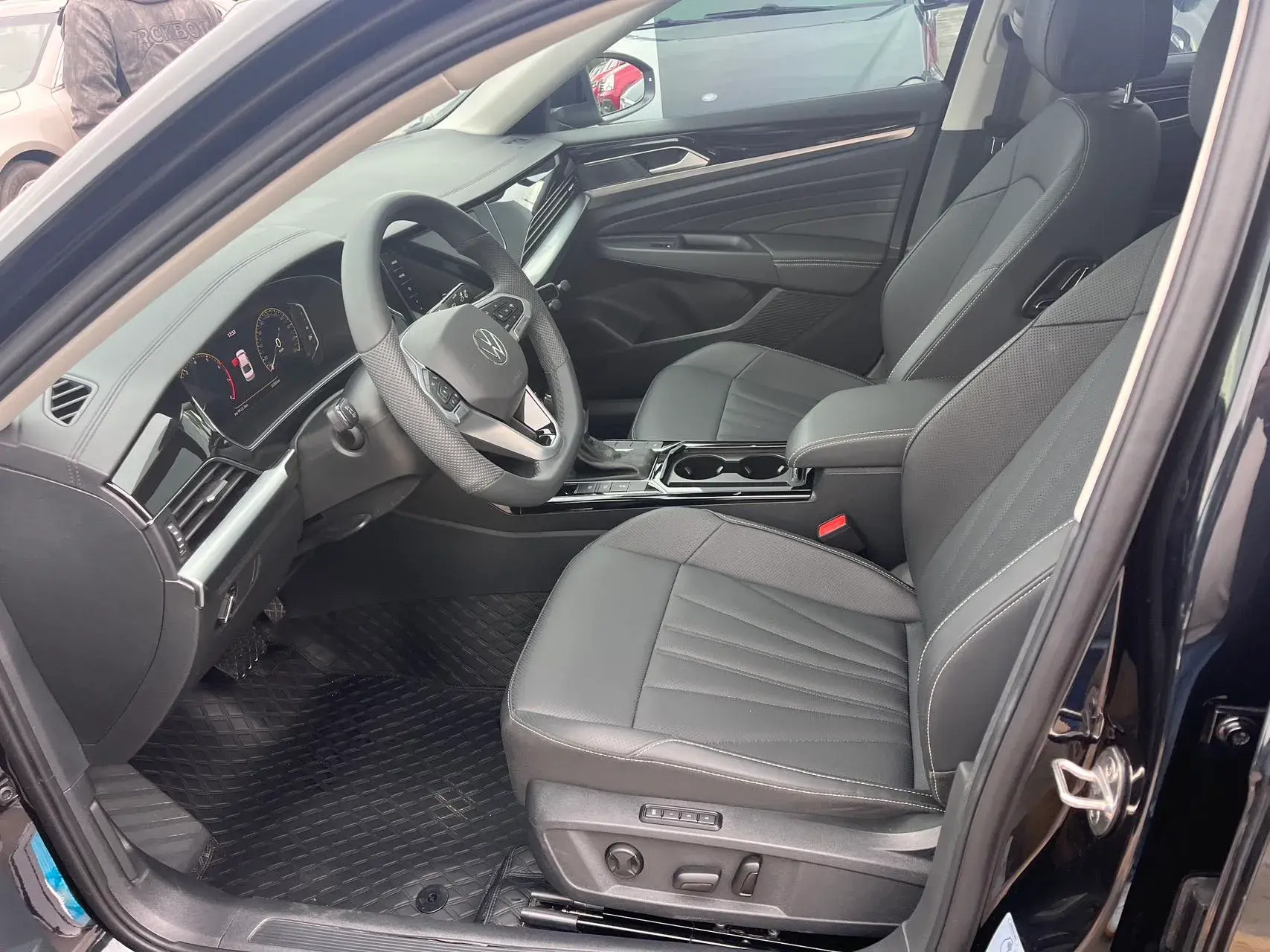 2024 VOLKSWAGEN PASSAT thumbnail 3