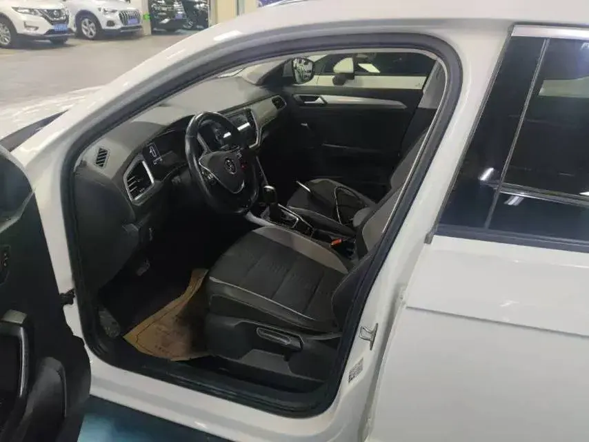 2022 VOLKSWAGEN T-ROC thumbnail 3