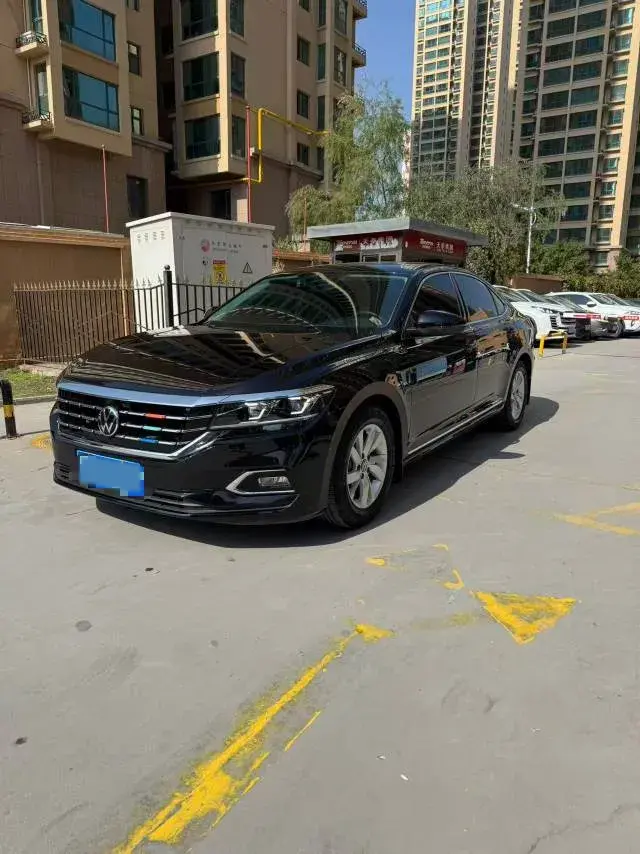 2020 VOLKSWAGEN PASSAT view 1