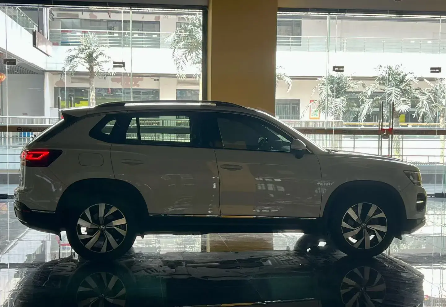 2019 VOLKSWAGEN TAYRON thumbnail 2