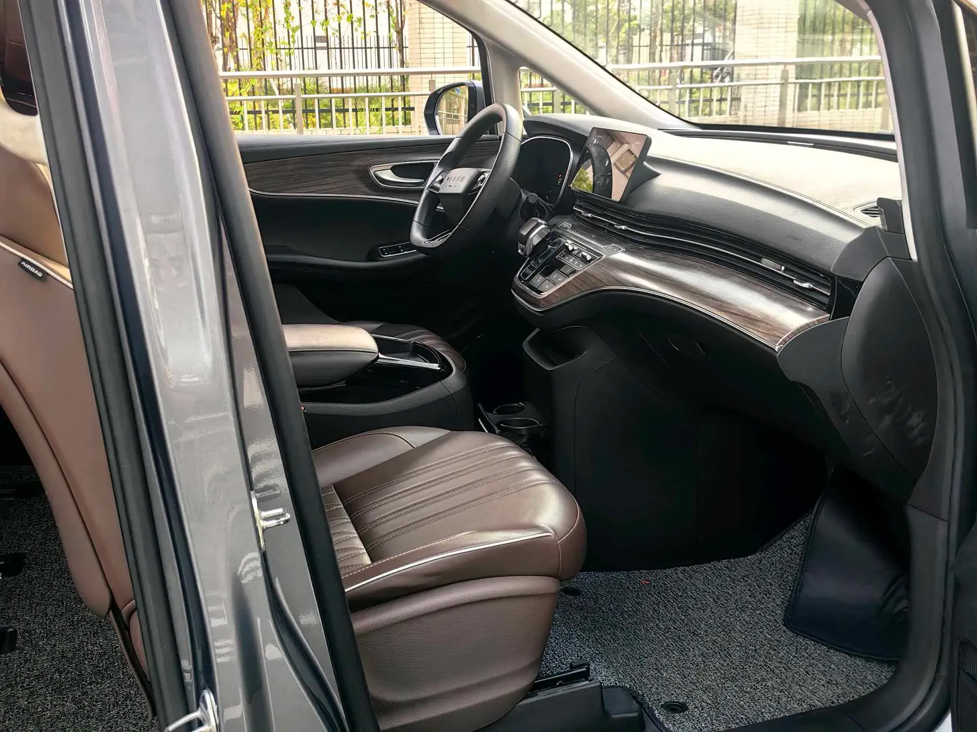 2022 ROEWE IMAX8 thumbnail 4