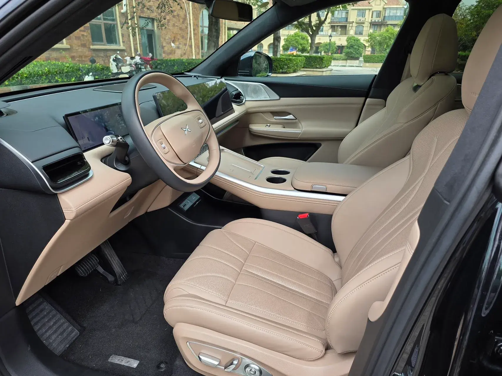 2025 XPENG G9 thumbnail 4