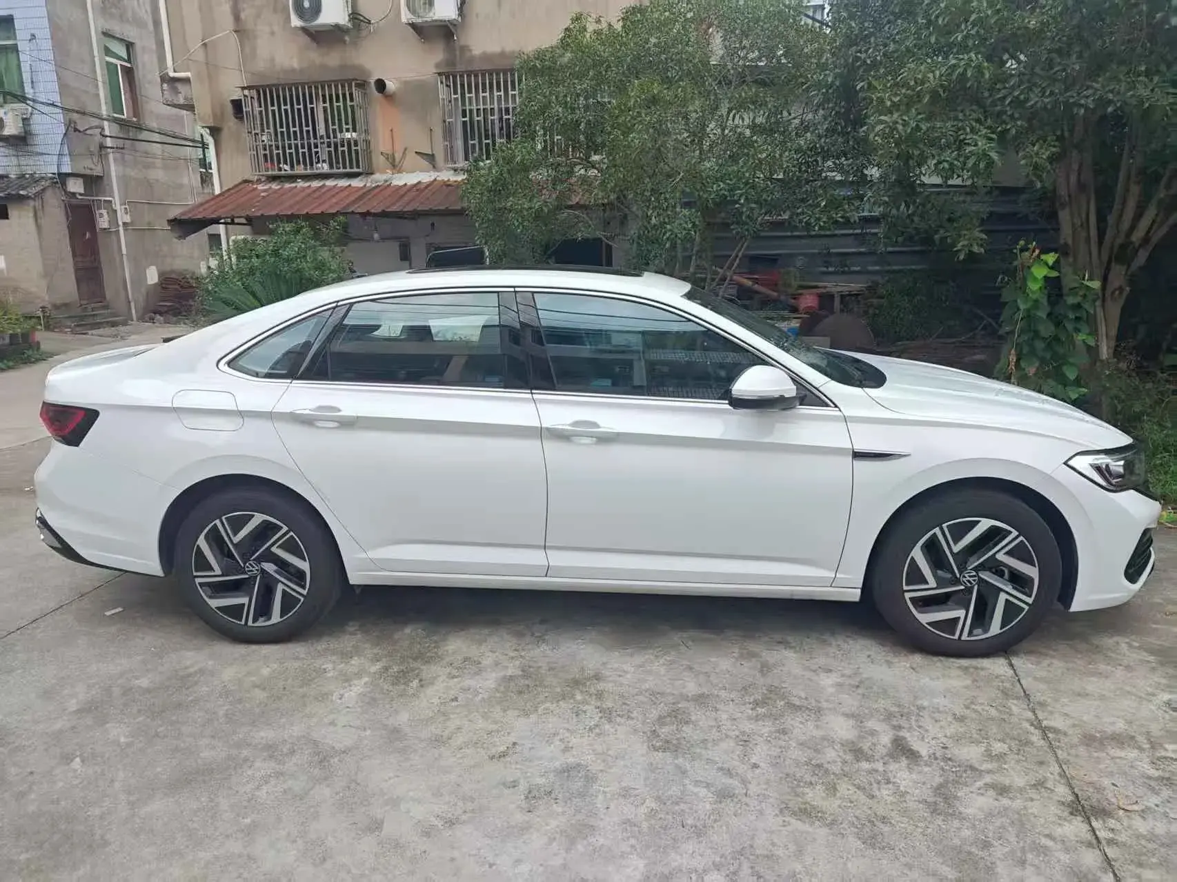 2025 VOLKSWAGEN SAGITAR thumbnail 3