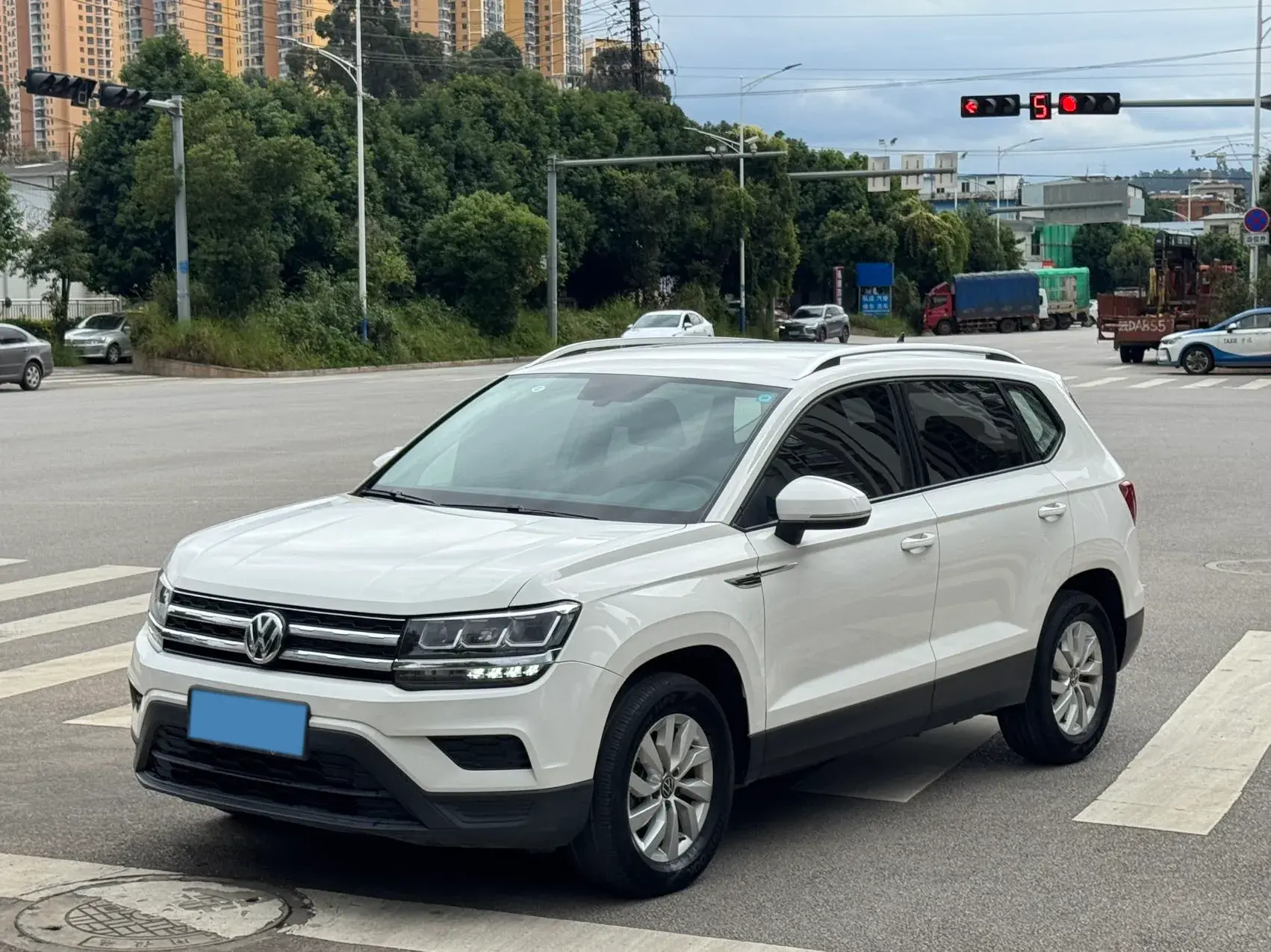 2022 VOLKSWAGEN THARU view 1