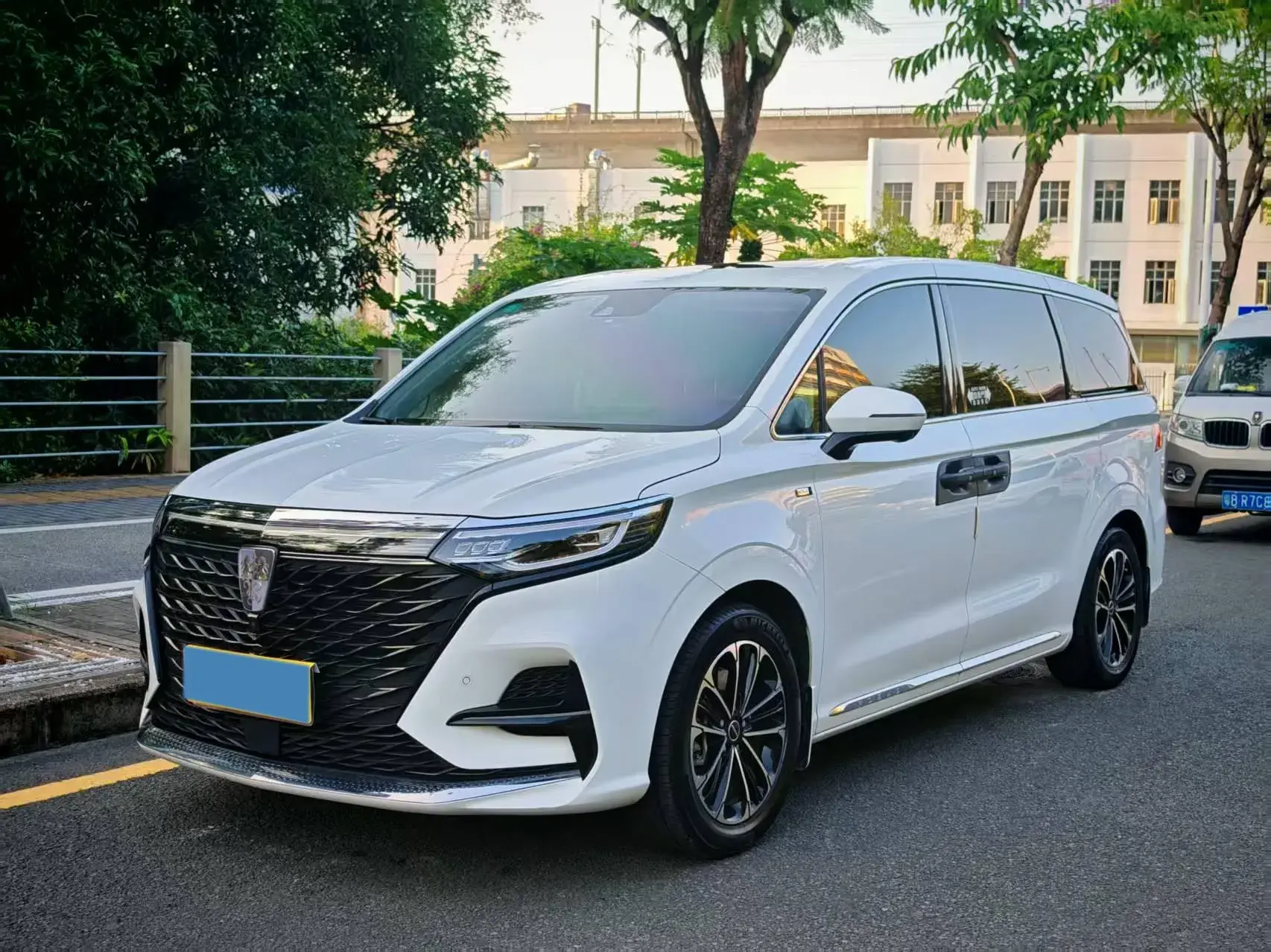 2021 ROEWE IMAX8 view 1