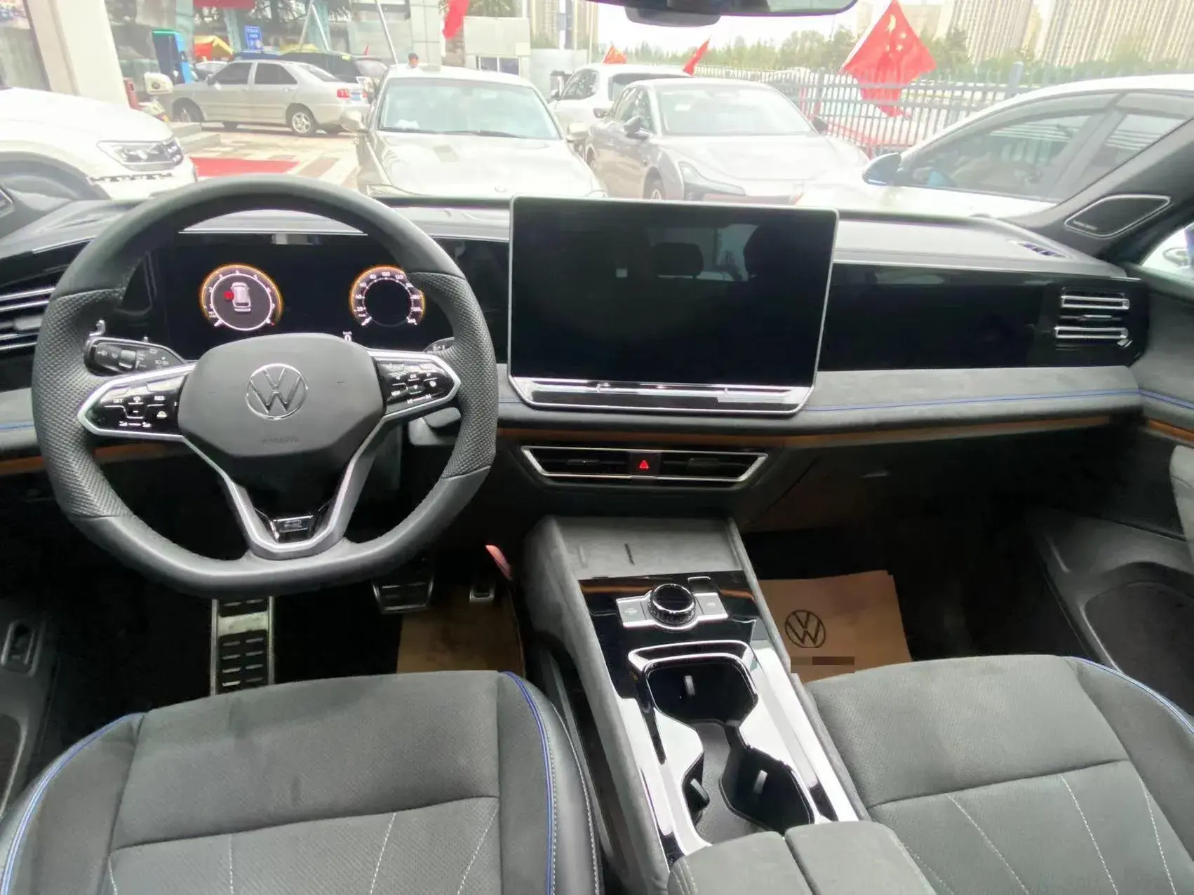 2024 VOLKSWAGEN TIGUAN thumbnail 4