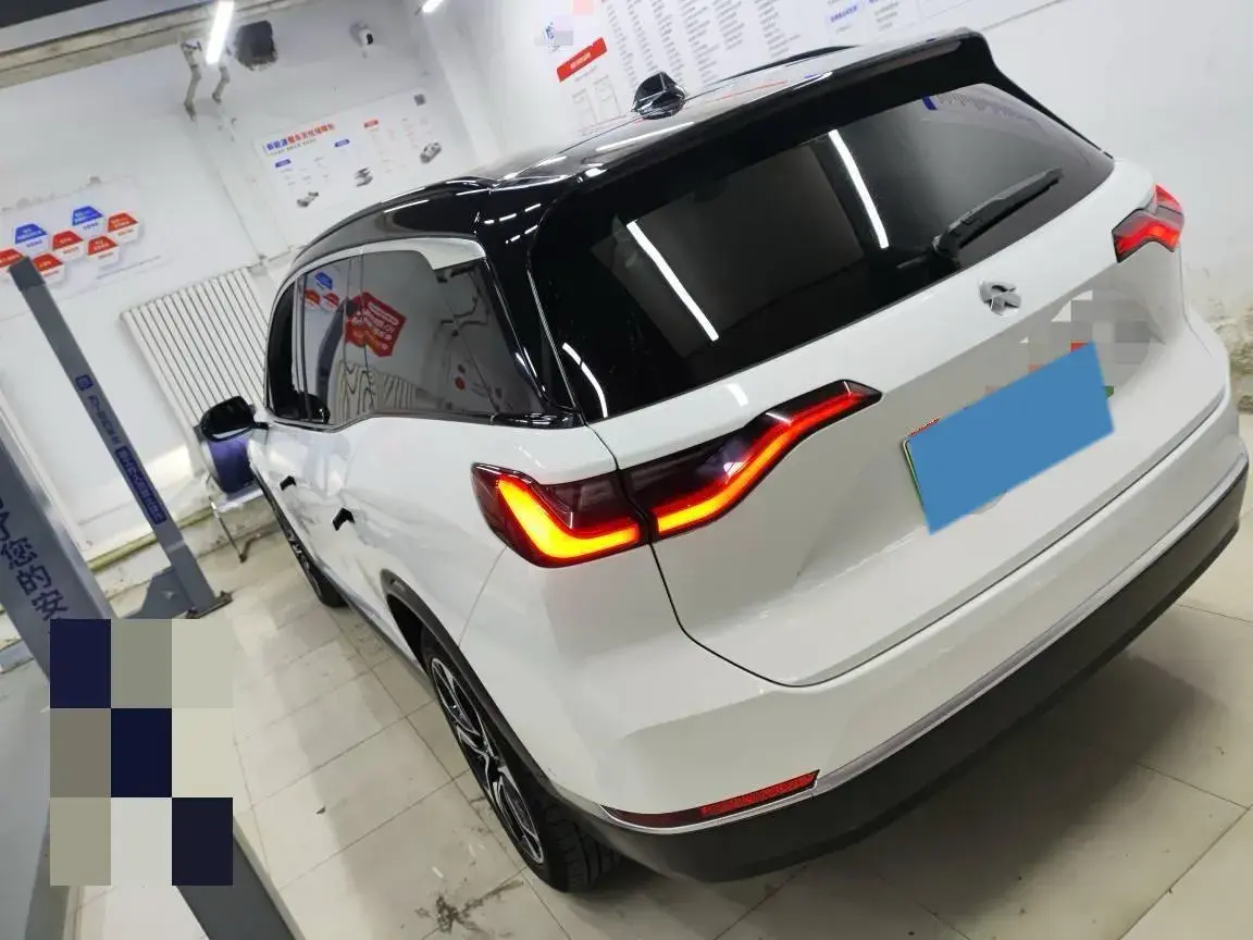 2020 NIO ES8 thumbnail 4
