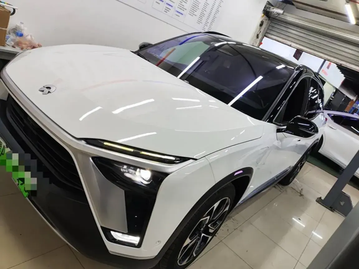 2020 NIO ES8 view 1