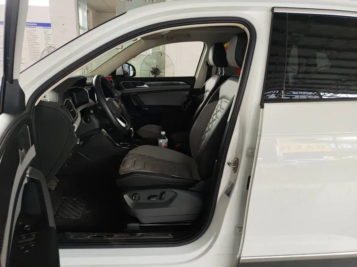 2023 VOLKSWAGEN TAYRON thumbnail 4