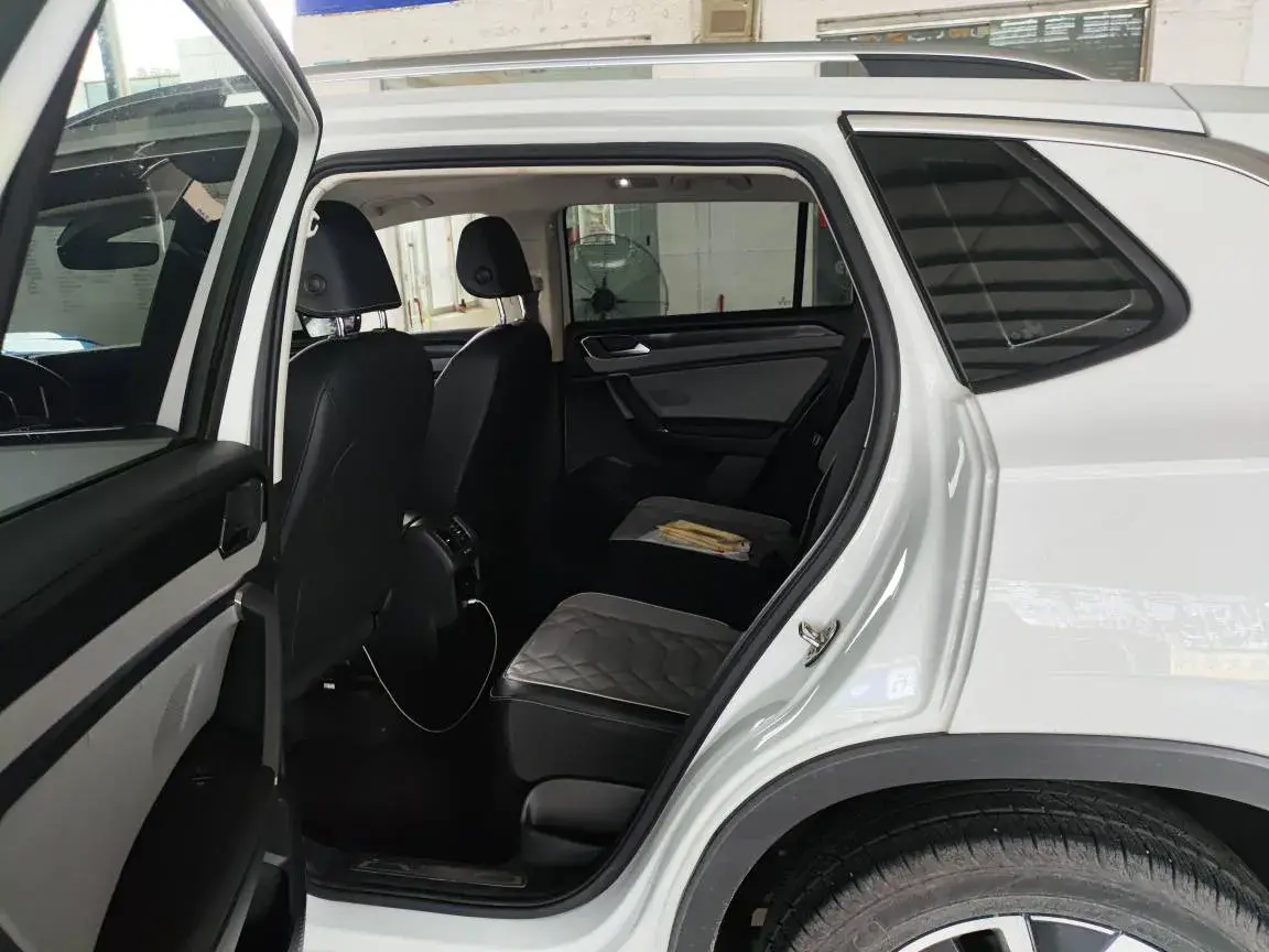 2023 VOLKSWAGEN TAYRON thumbnail 3