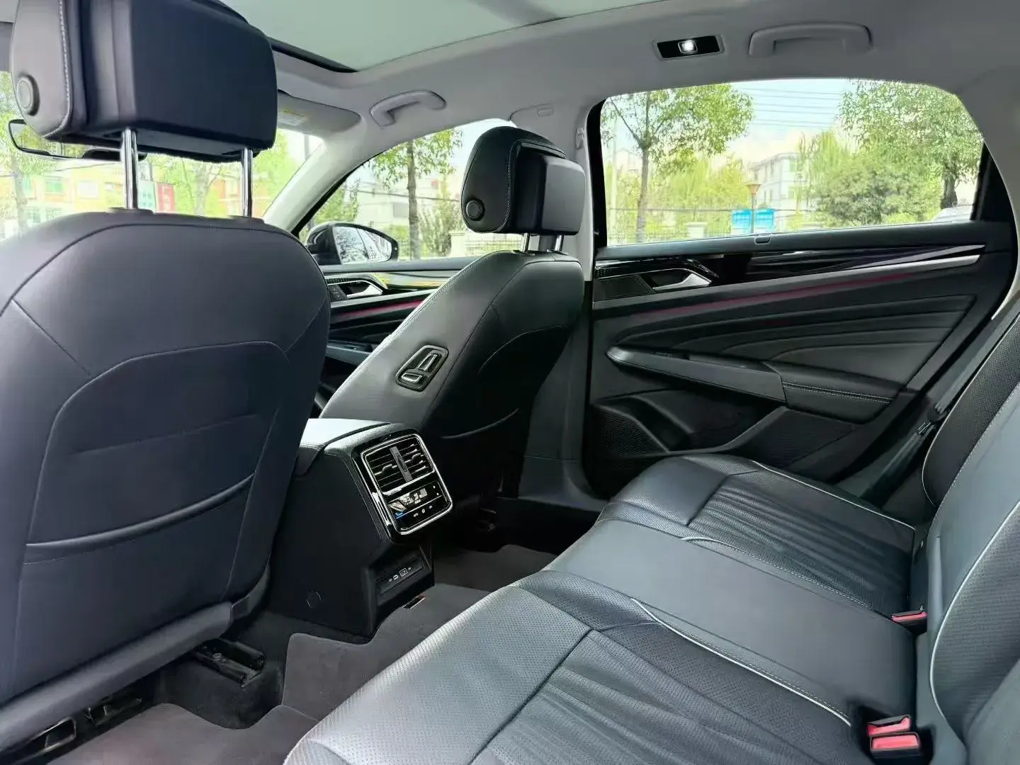 2023 VOLKSWAGEN PASSAT thumbnail 2