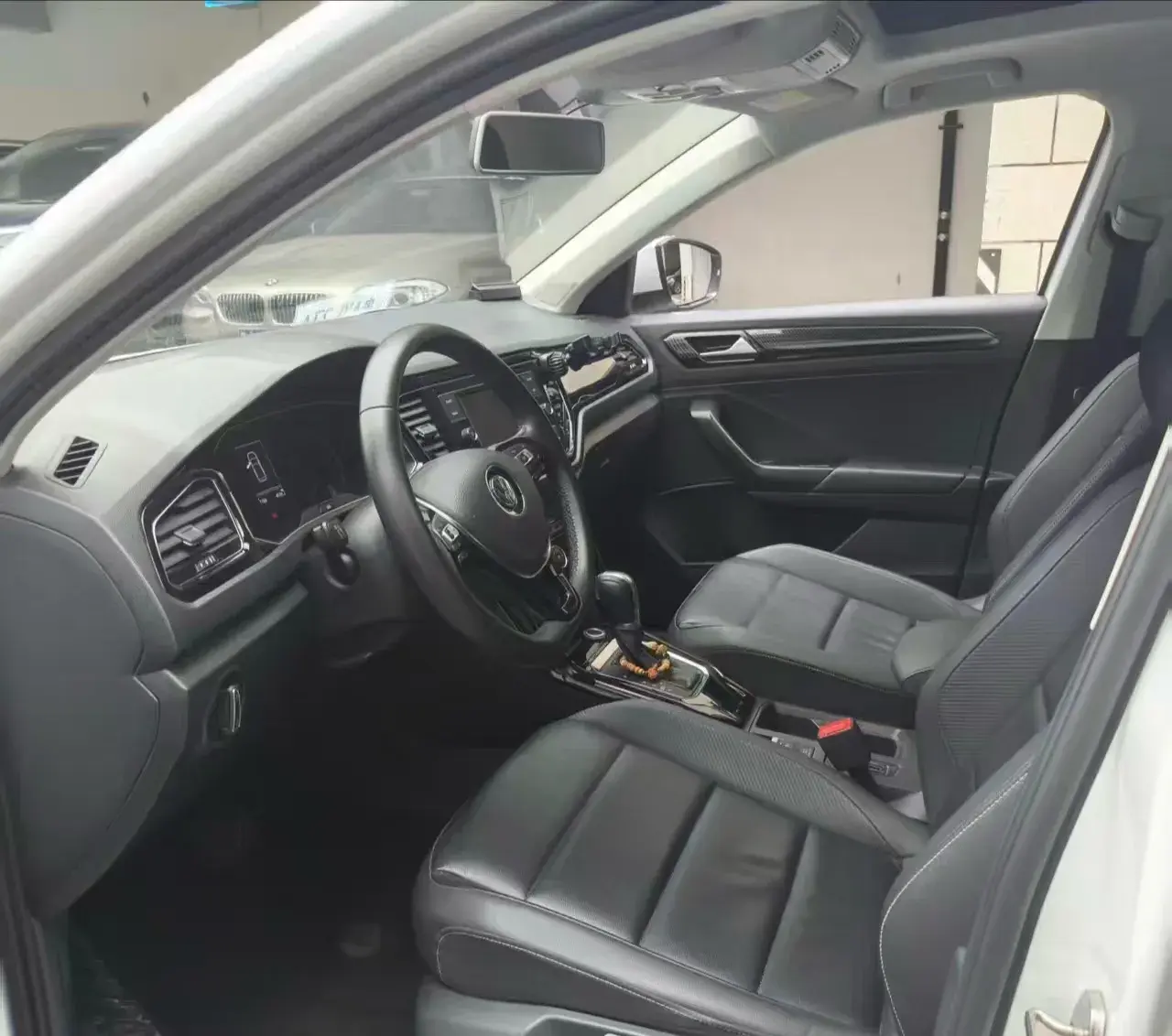 2019 VOLKSWAGEN T-ROC thumbnail 3